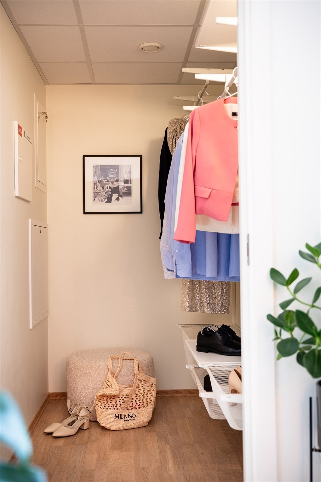 Det er også en stor innvendig bod som i dag benyttes som walk-in garderobe. I tillegg medfølger det en bod i kjelleren på ca. 6 kvm. Galleribilde