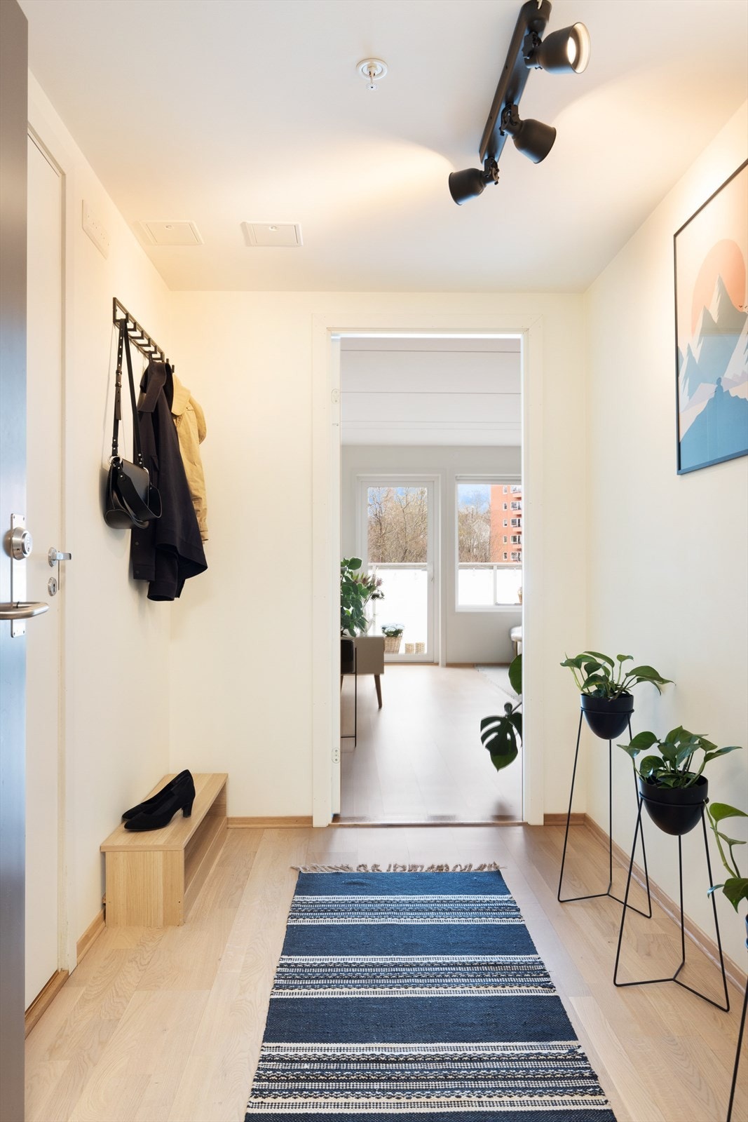 Entrén er stor og romslig med god plass til garderobeskap. I tillegg har du adkomst til badet fra gangen. Galleribilde