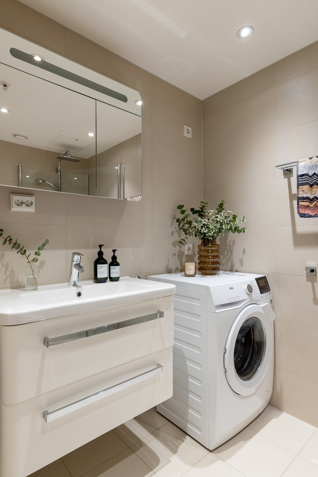 Over- og underskap for oppbevaring. Galleribilde