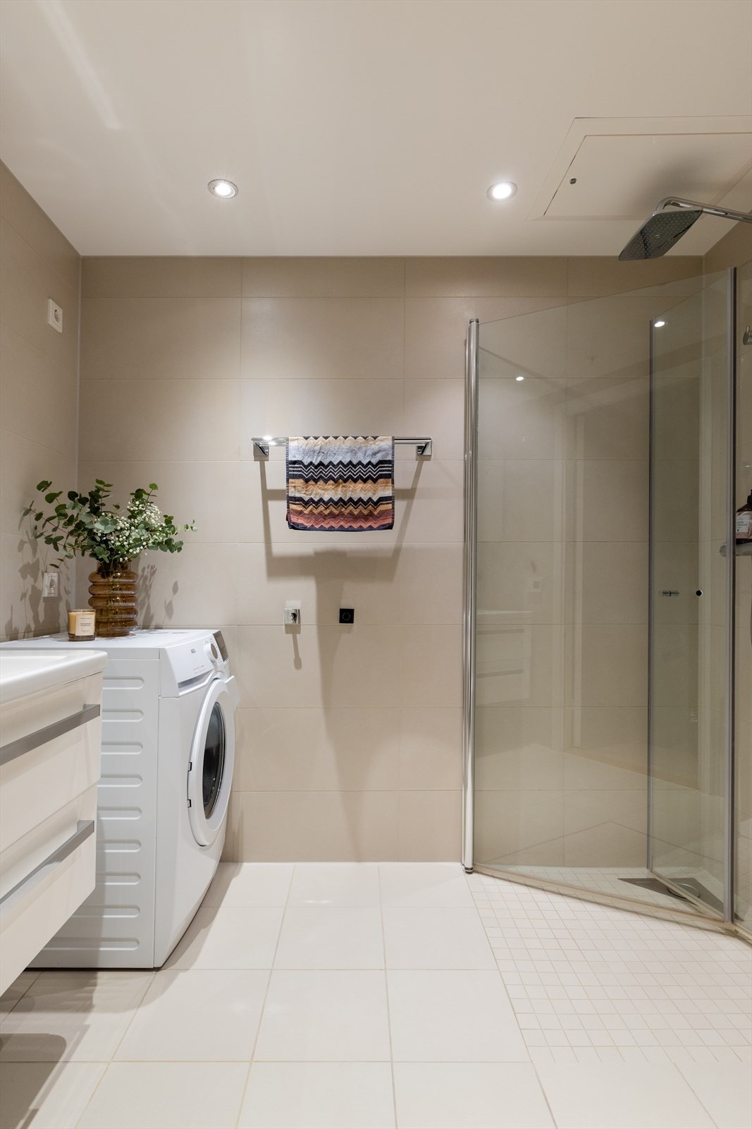 Delikat flislagt bad som både er praktisk og romslig. Galleribilde