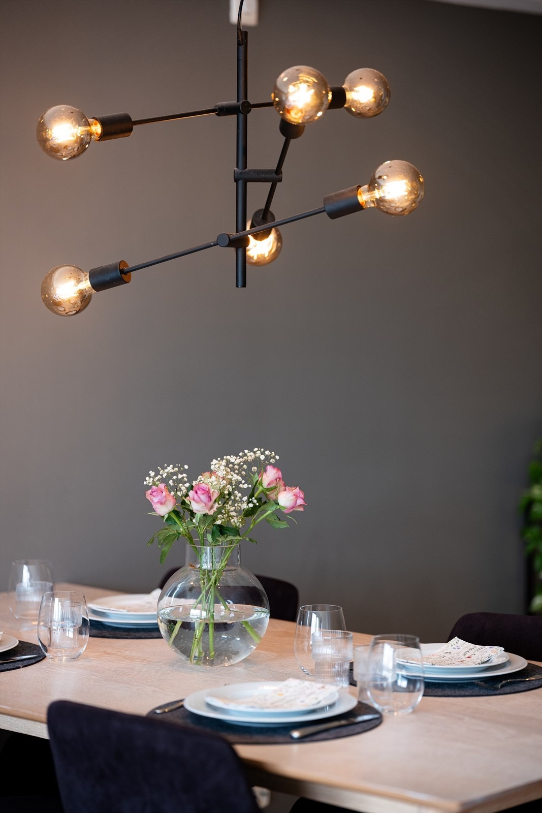 Leiligheten er holdt i en tidsriktig og fin fargepalett. Galleribilde