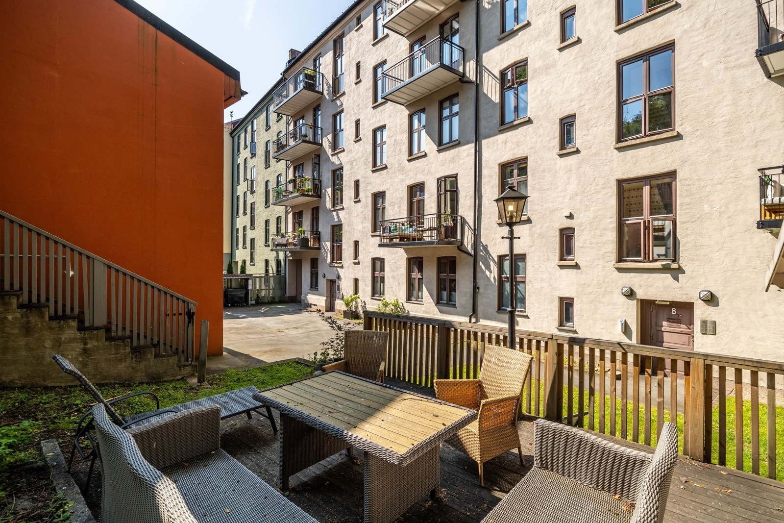 Det er etablert hyggelig sittegruppe, som er ekstra hyggelig når man har venner på besøk gjennom sommerhalvåret. Galleribilde