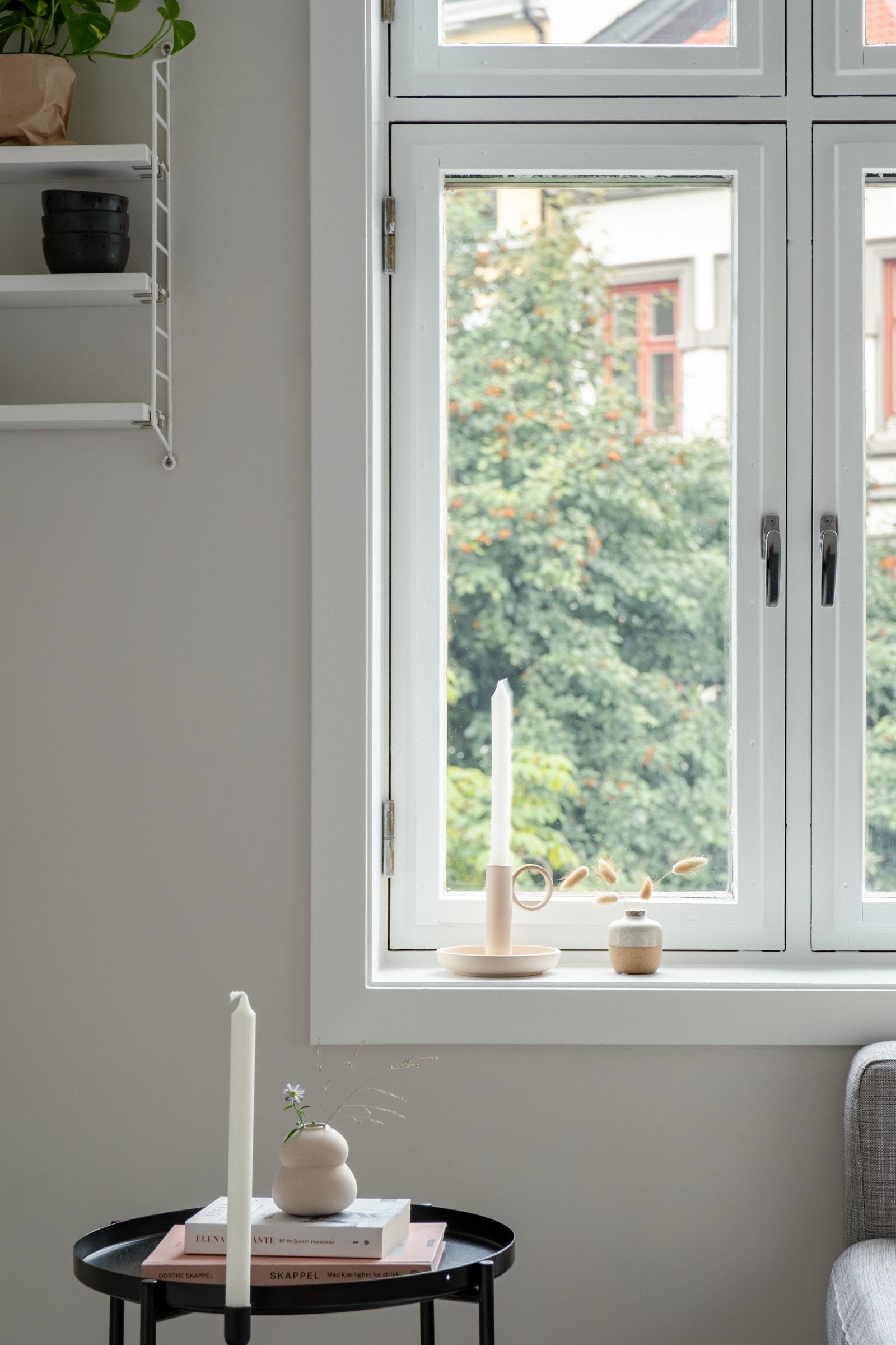 Utenfor finner du et frodig og skikkelig hyggelig utsyn. I tillegg er det dype vinduskarmer som er supre å innrede. Galleribilde