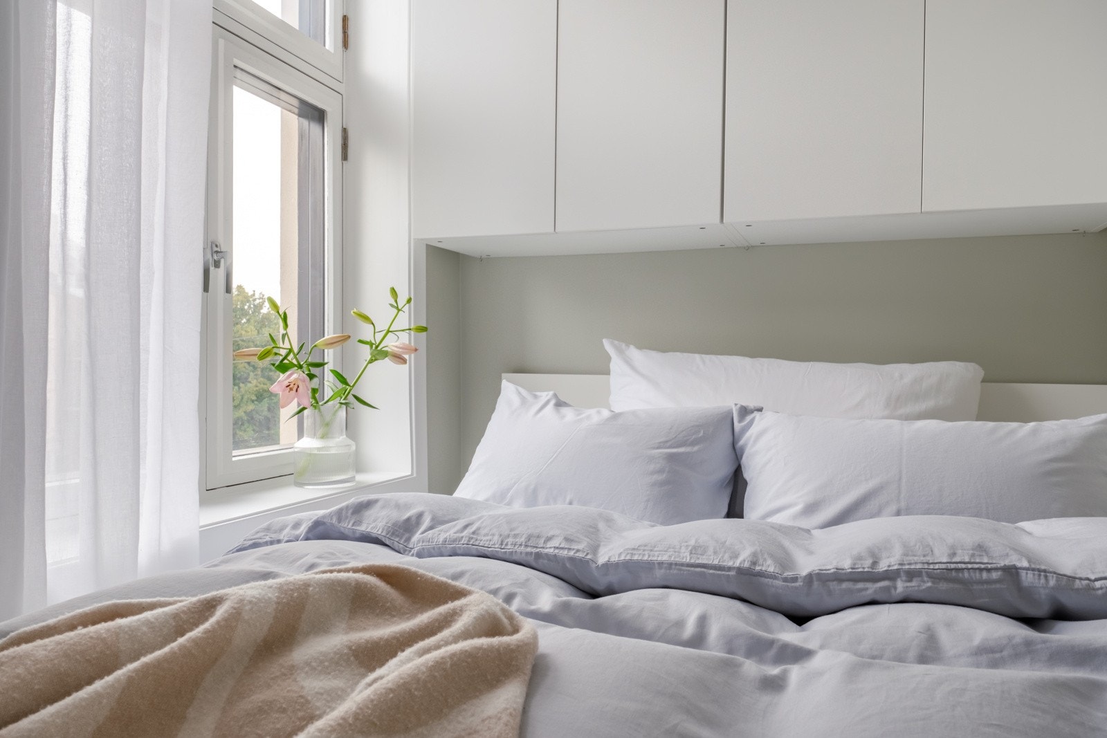 Soverommet har adkomst fra stue/kjøkken og er malt i en behagelig tone. Galleribilde