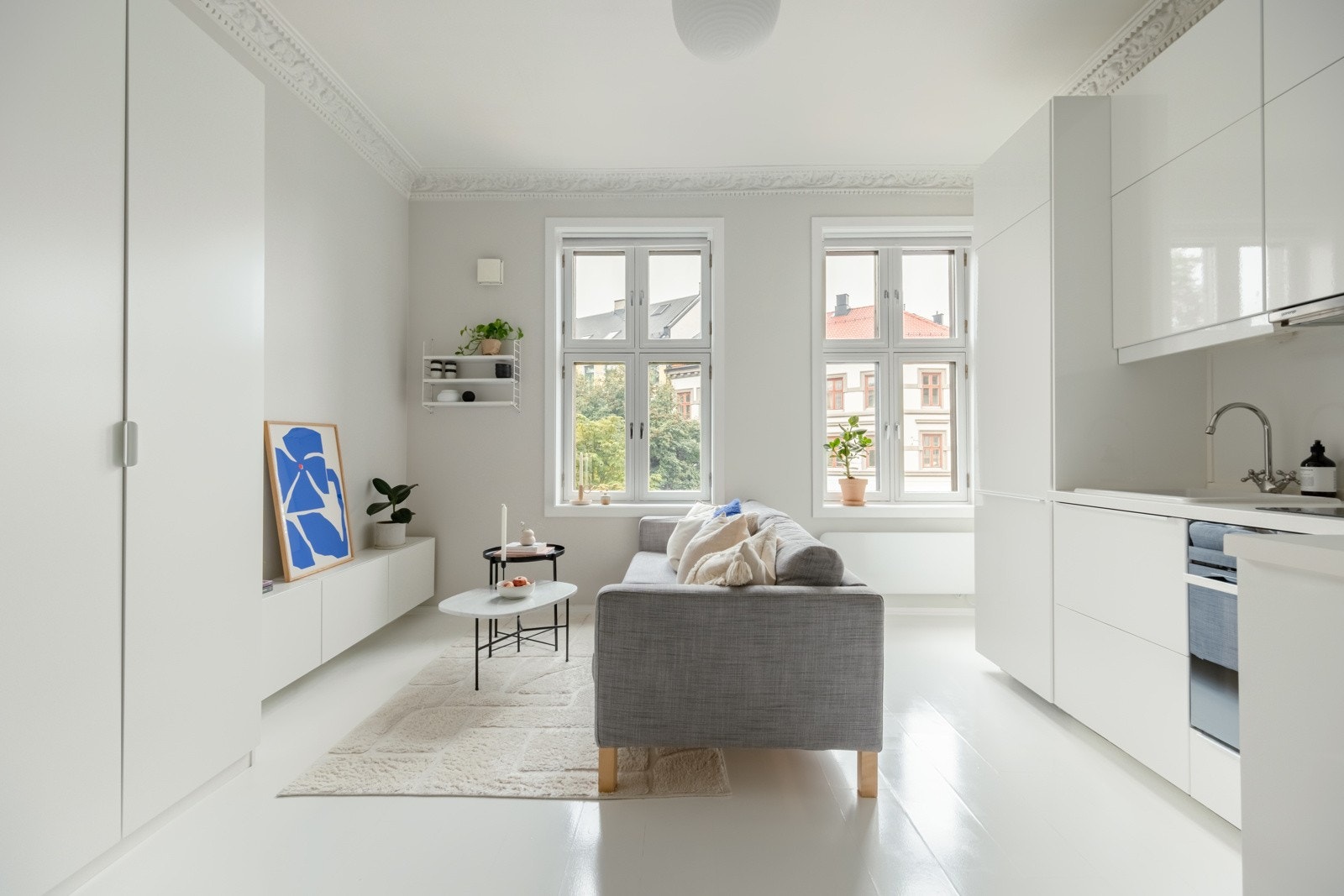 Leiligheten er lys og delikat, og takhøyden på hele 2,93 m gjør utrolig mye med romfølelsen. Galleribilde