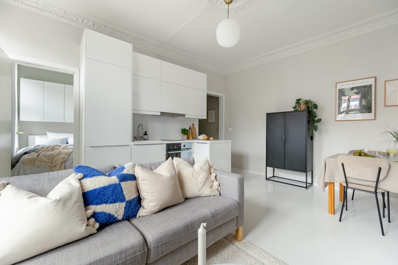 Stue- og kjøkkenrommet er selve hjertet i boligen, og det er plass til å innrede med både spisebord og sofamøblement. Galleribilde