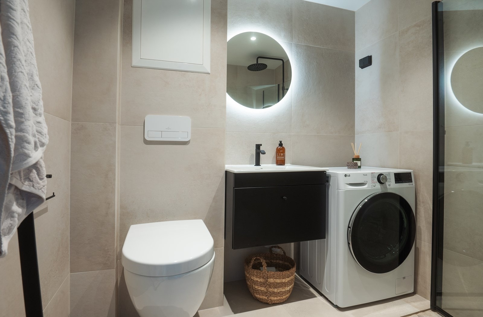 Delikat flislagt bad med opplegg for vaskemaskin. Badet ble pusset opp i 2023/24 Galleribilde