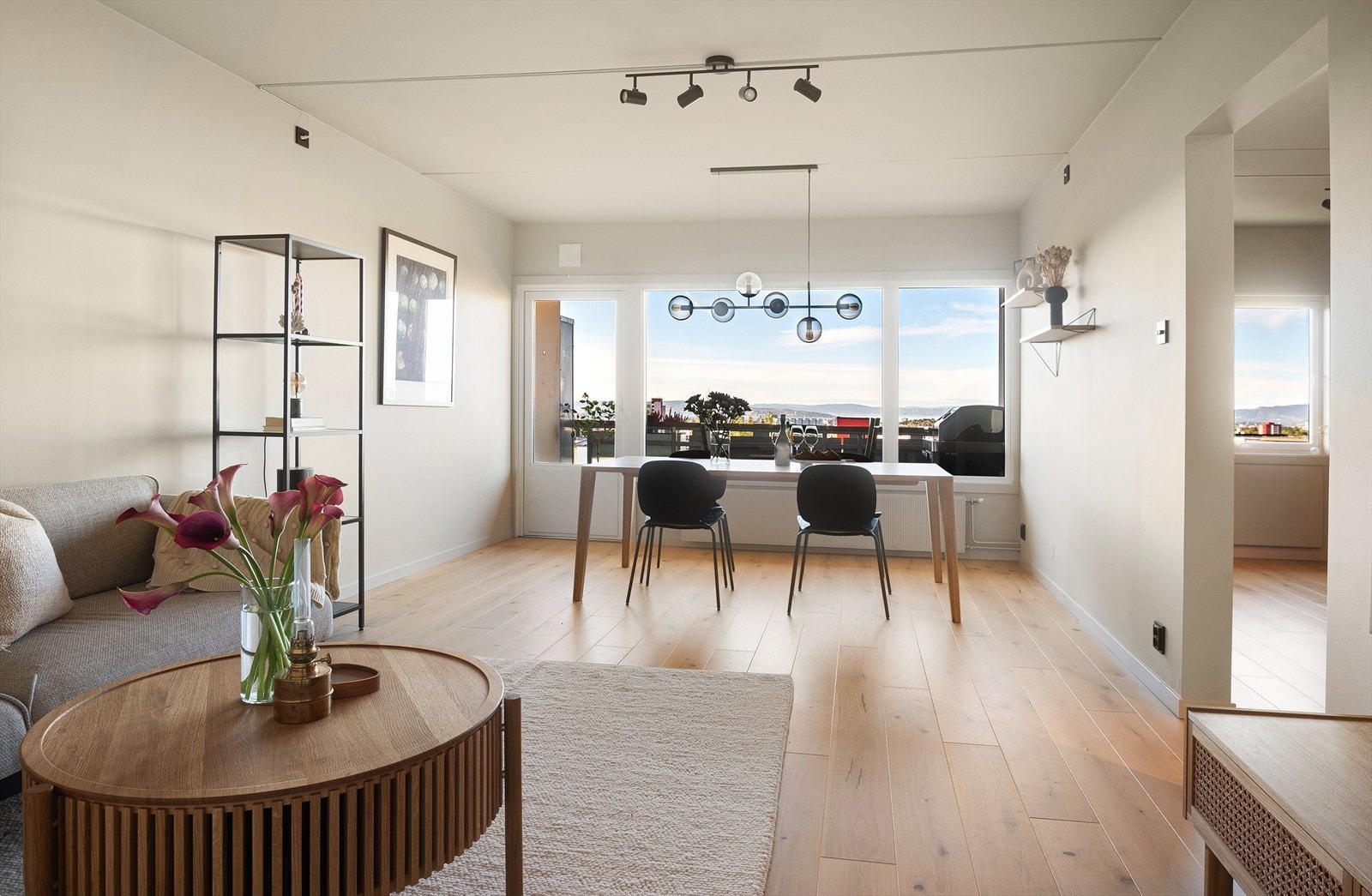 De store vindusflatene sørger for rikelig med naturlig lysinnslipp Galleribilde