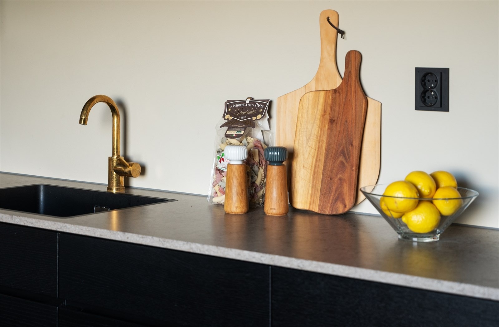 Kompositt benkeplate med nedsenket oppvaskkum Galleribilde