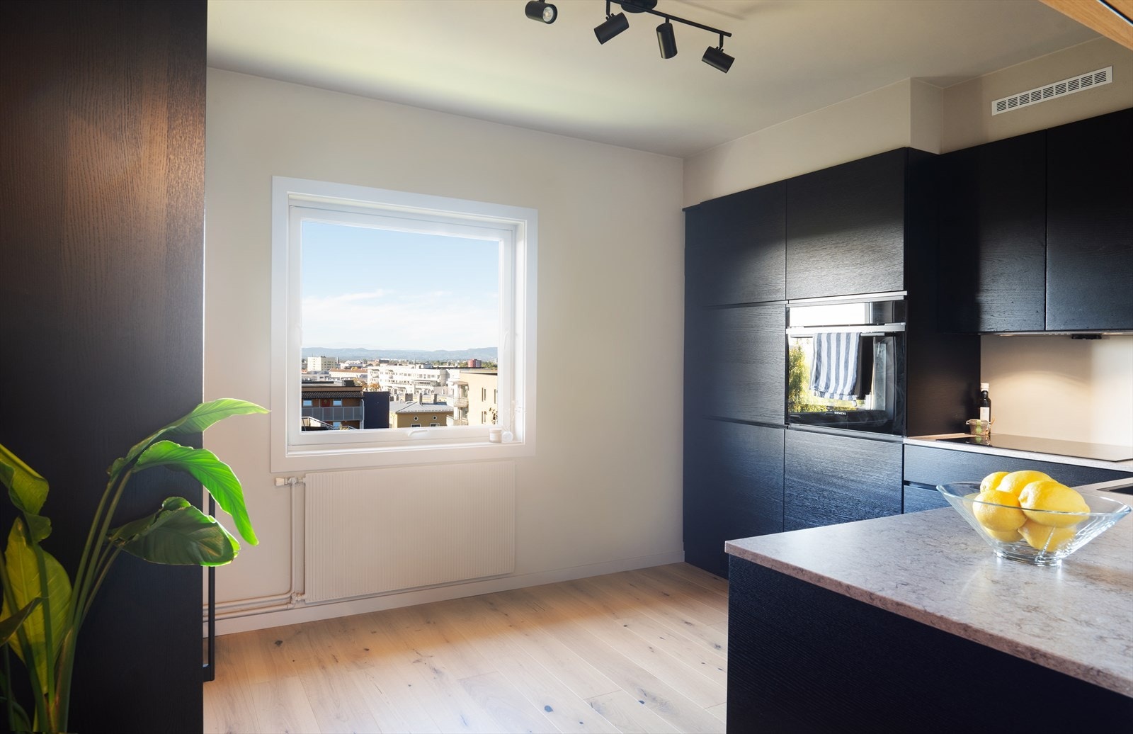 Romslig og moderne kjøkken fra 2023 Galleribilde