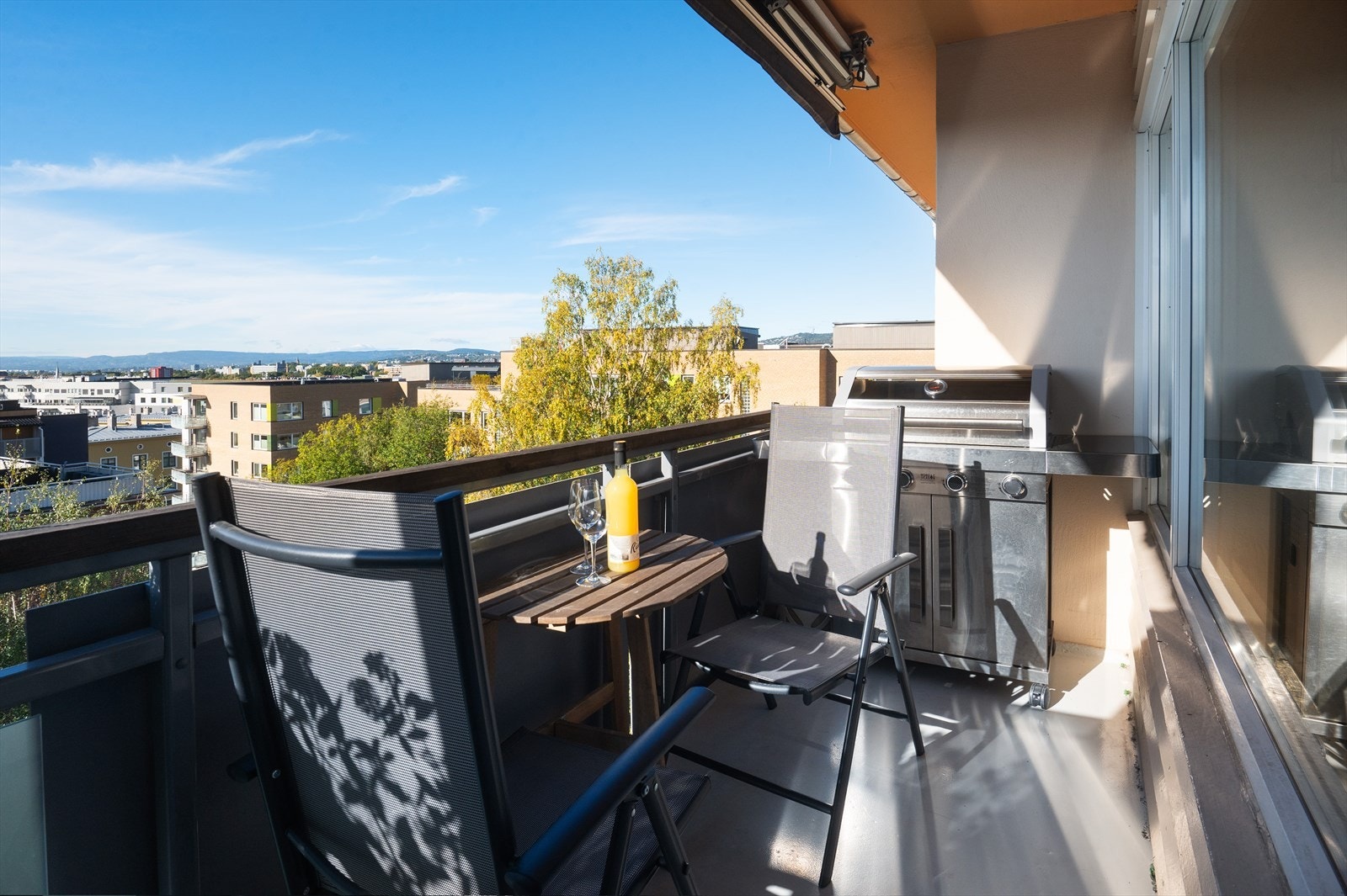 God plass til grill og utemøbler Galleribilde