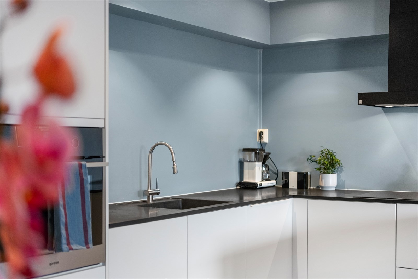 Moderne innredning med integrerte hvitevarer Galleribilde
