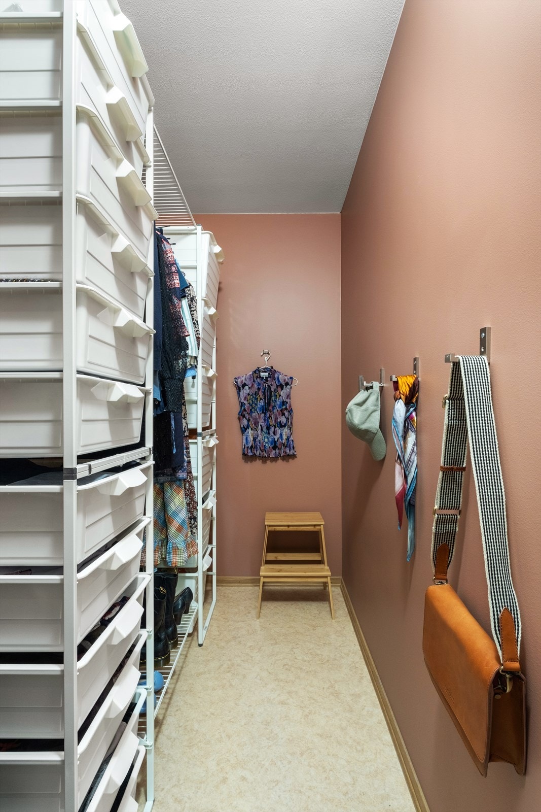 Fra hovedsoverom har du tilgang til praktisk walk-in garderobe Galleribilde