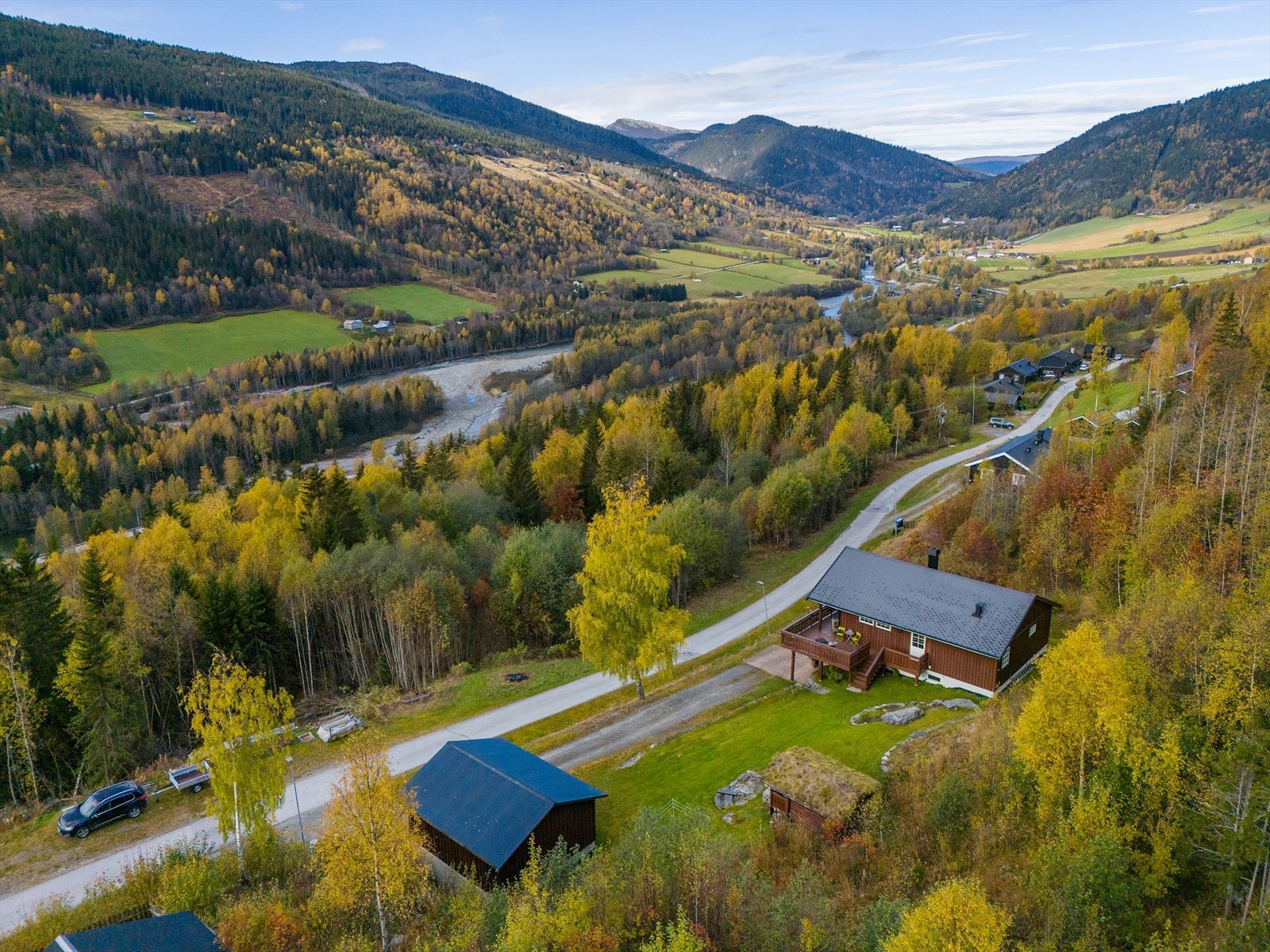Slettmorken er et mindre boligfelt som ligger tett på naturen. Fra eiendommen er det flott utsikt og god solgang. Galleribilde