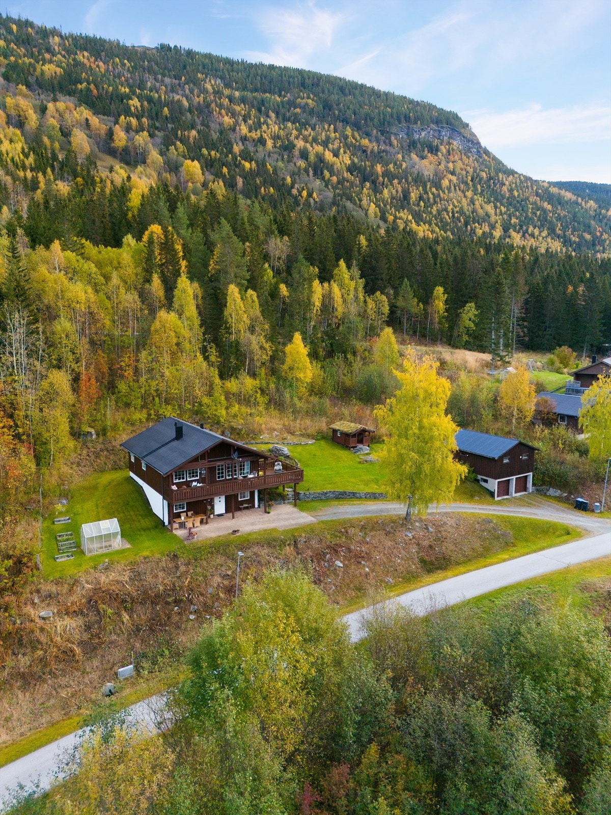 Eiendommen ligger midt mellom Jotunheimen og Rondane hvor det er utallige turmuligheter hele året. Galleribilde