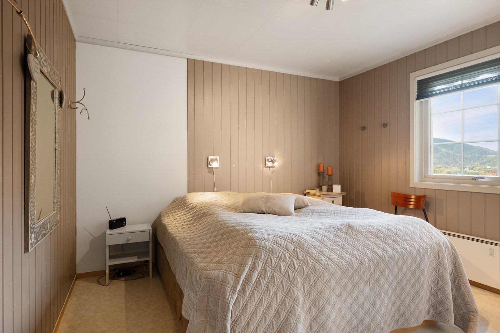 I overetasjen er det to soverom. Hovedsoverommet har god plass til dobbeltseng. Galleribilde