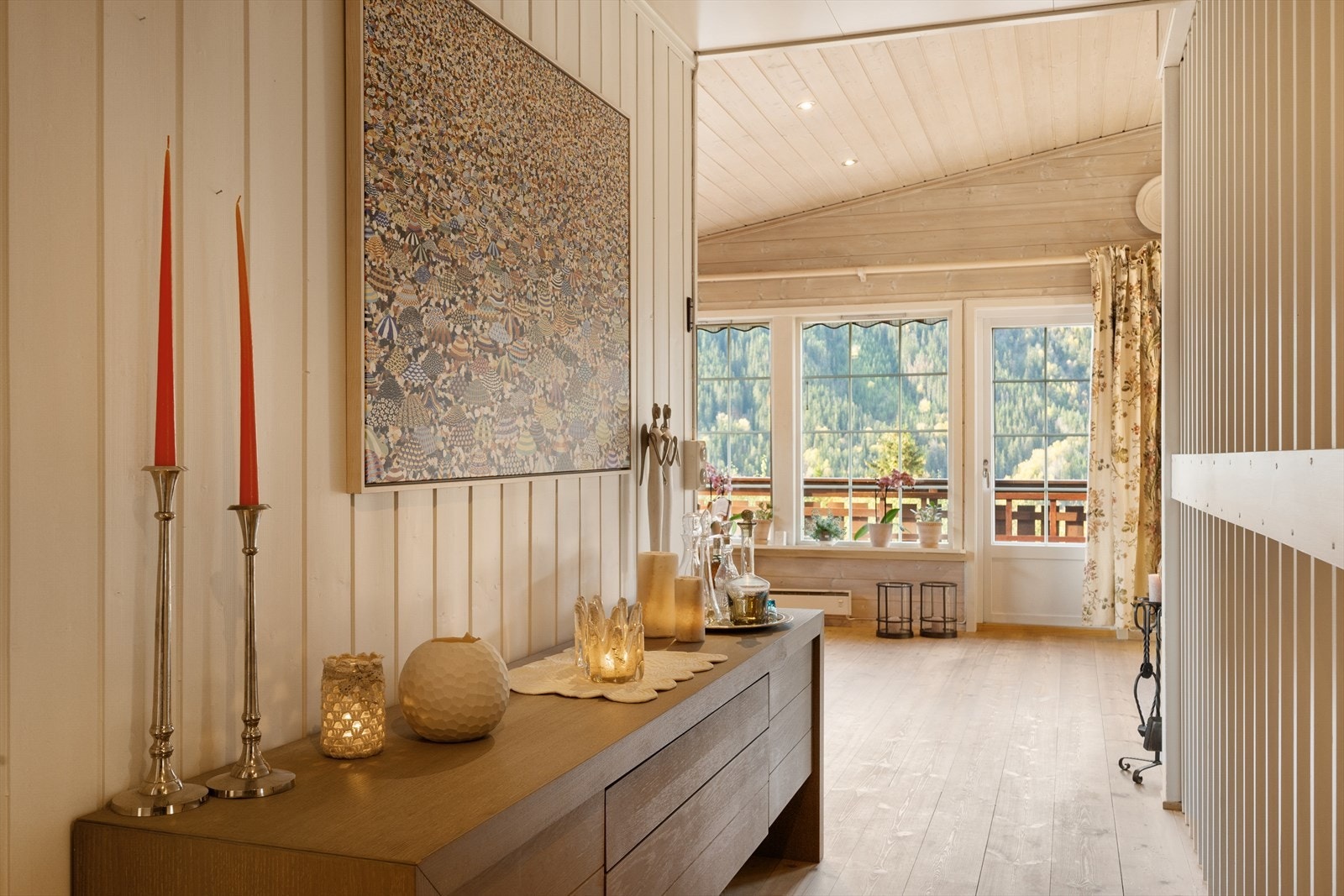I overetasjen er det en romslig gang som fører oss videre inn til stuen. Galleribilde