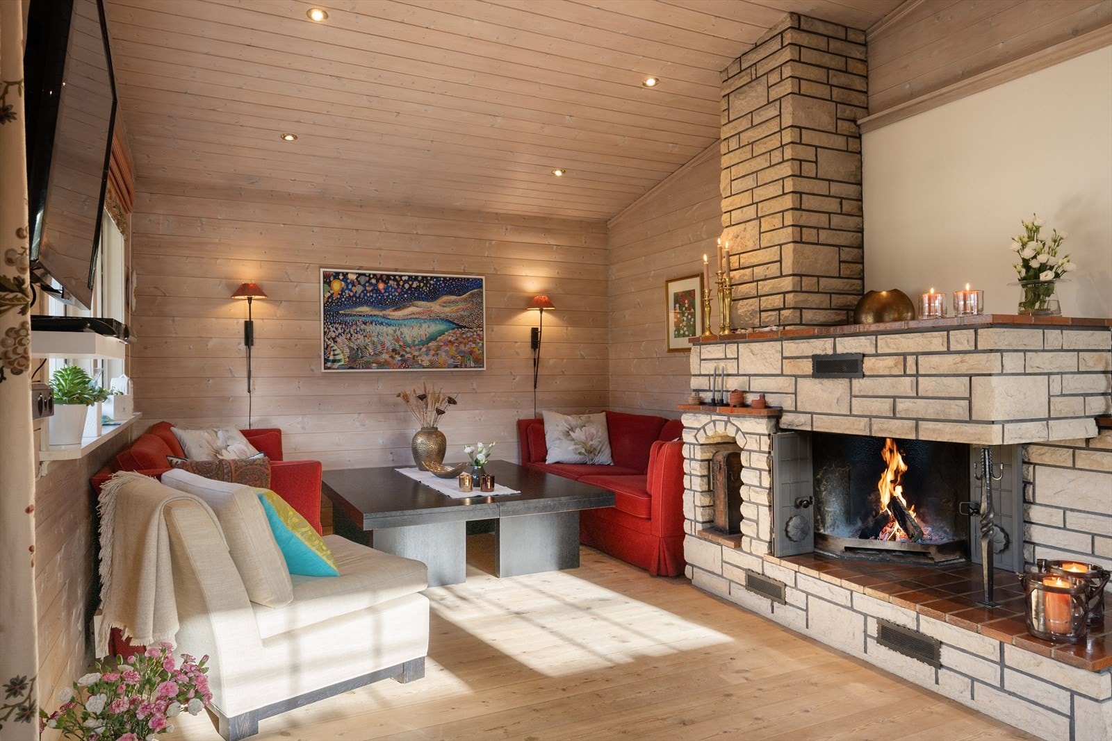 Videre inn i stua er det plass til sofagruppe. Galleribilde