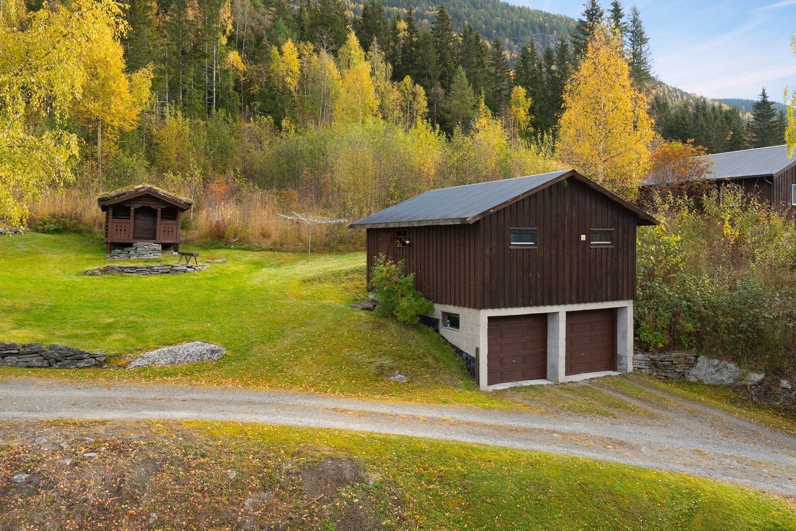 Garasje med to biloppstillingsplasser med rom over. Galleribilde