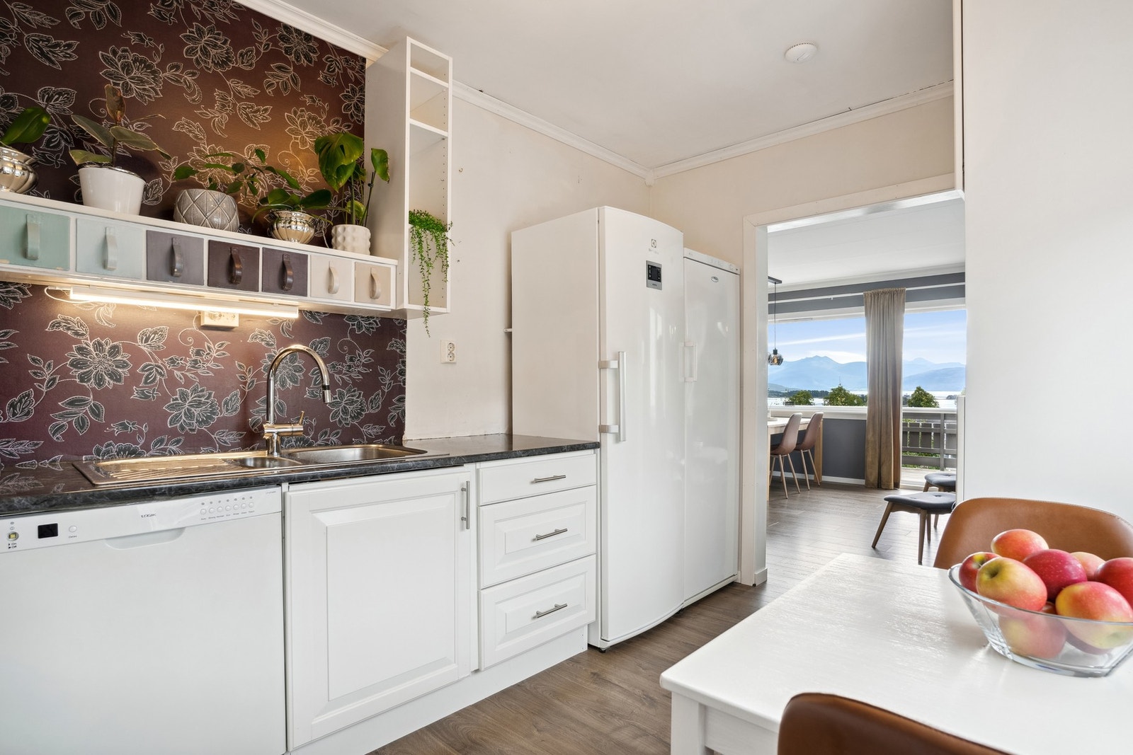 Rikelig med benke- og skapplass. Galleribilde