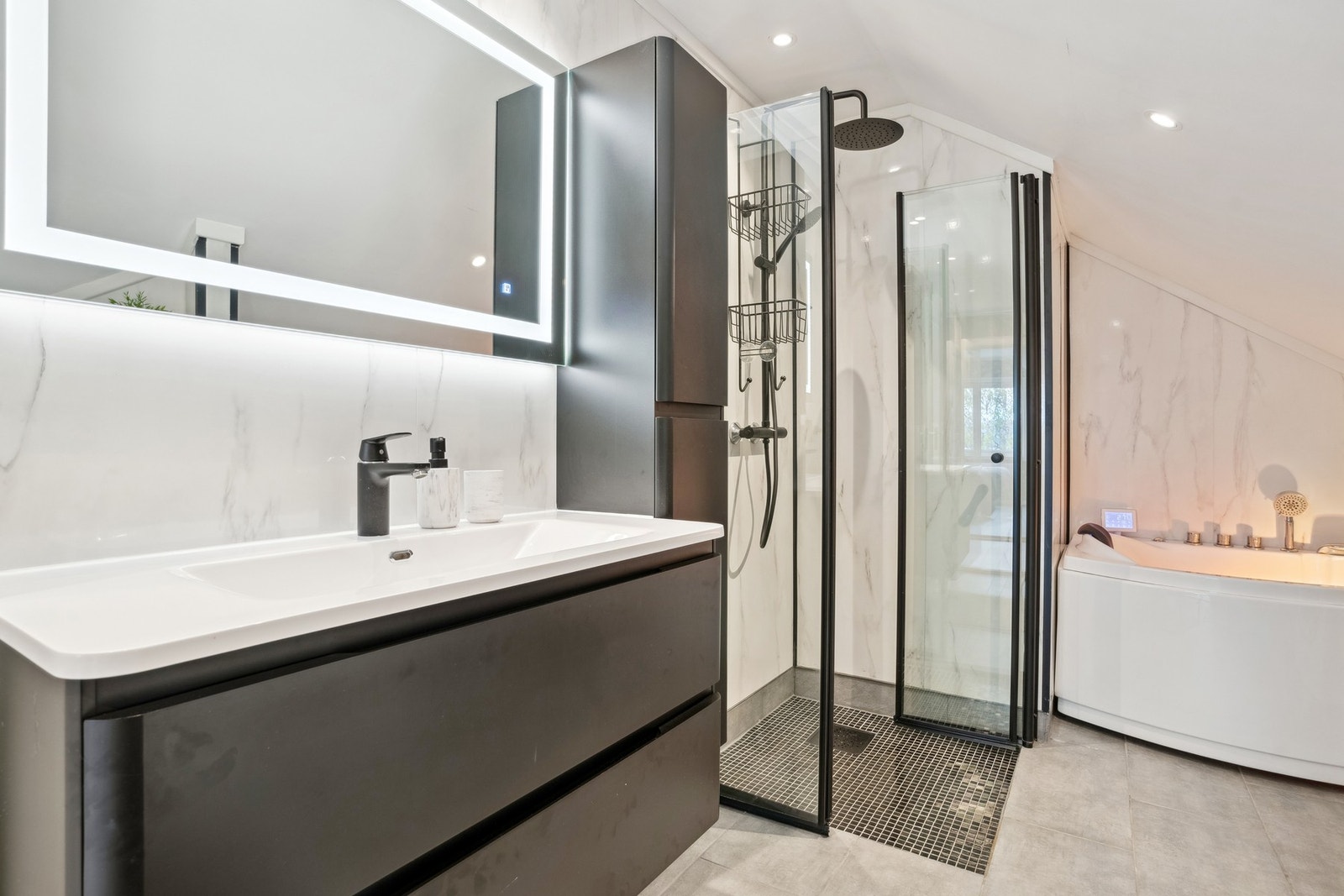 Nyetablert baderom med badekar og stilrent design. Galleribilde