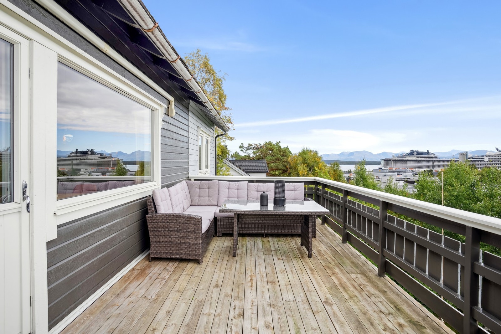 Romslig balkong med flott utsikt over feltet. Galleribilde