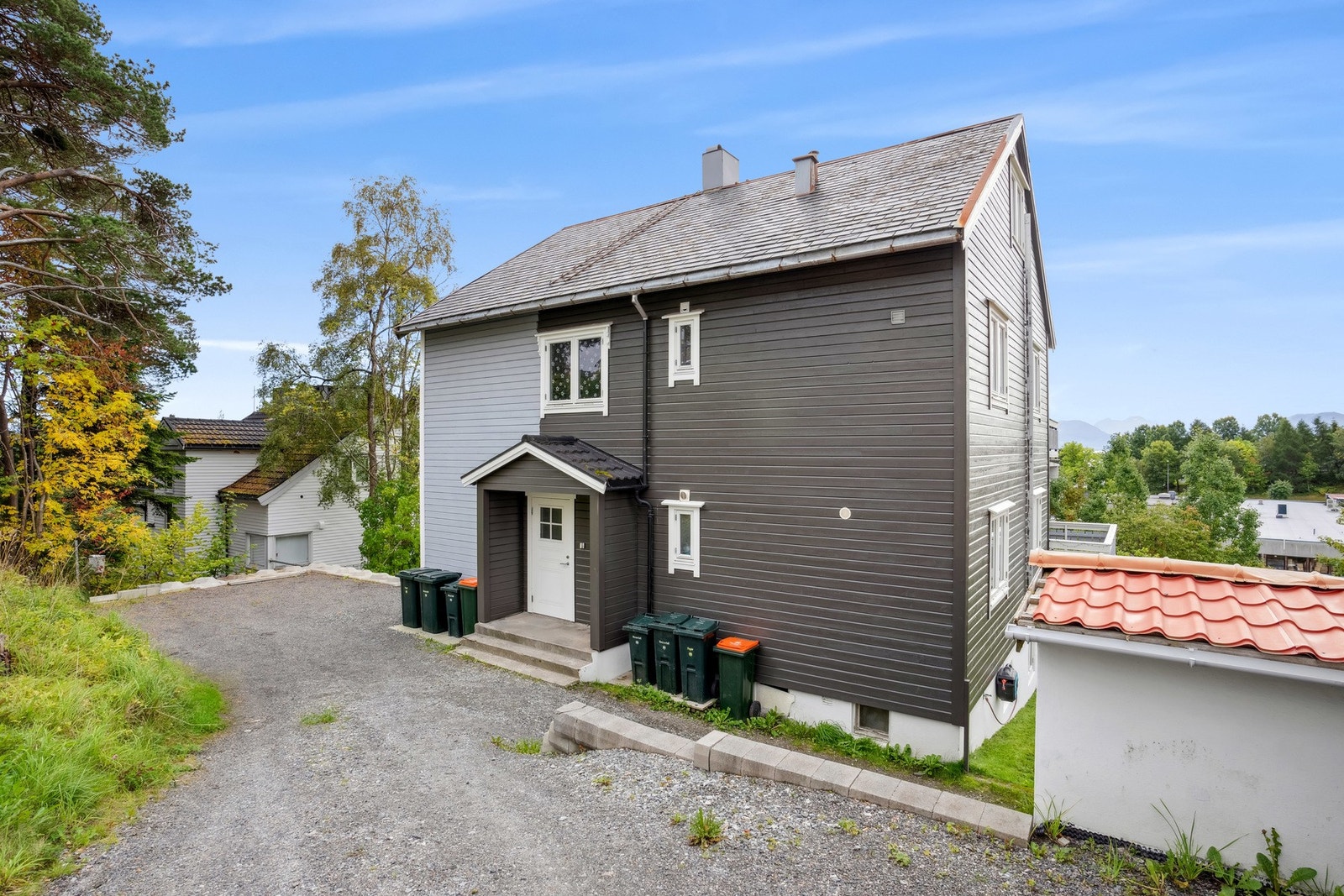 Parkering i egen garasje til høyre for boligen. Galleribilde