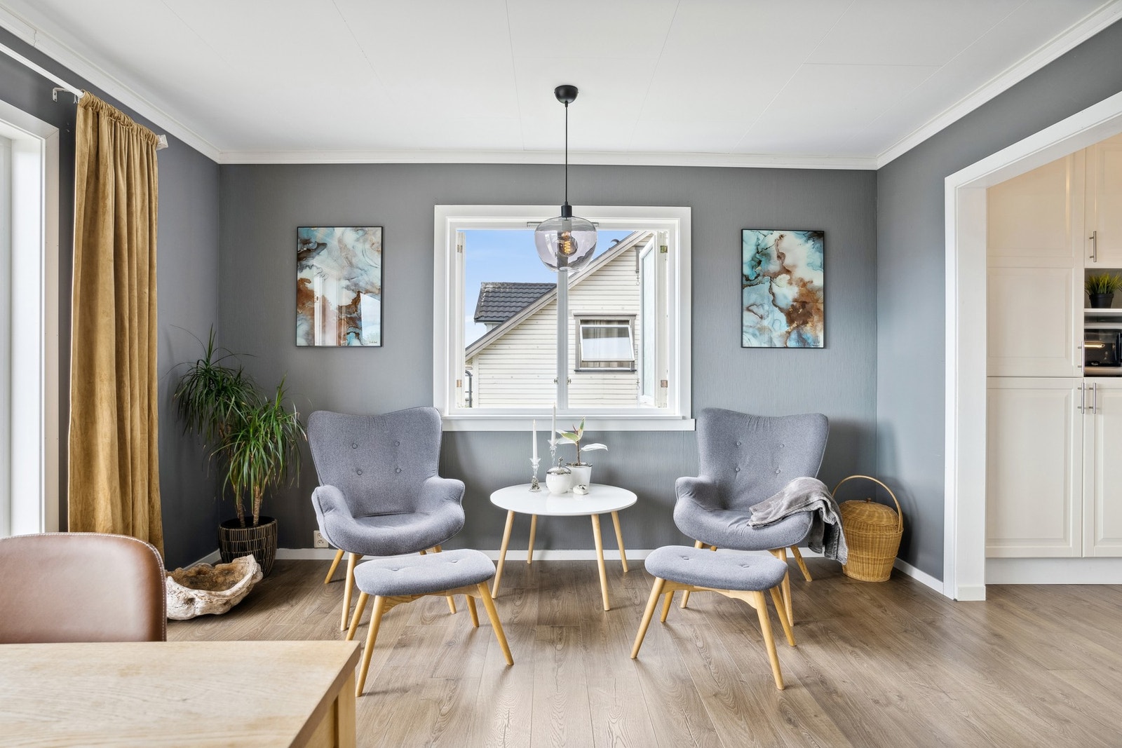 Planløsningen byr på flere sosiale soner. Galleribilde