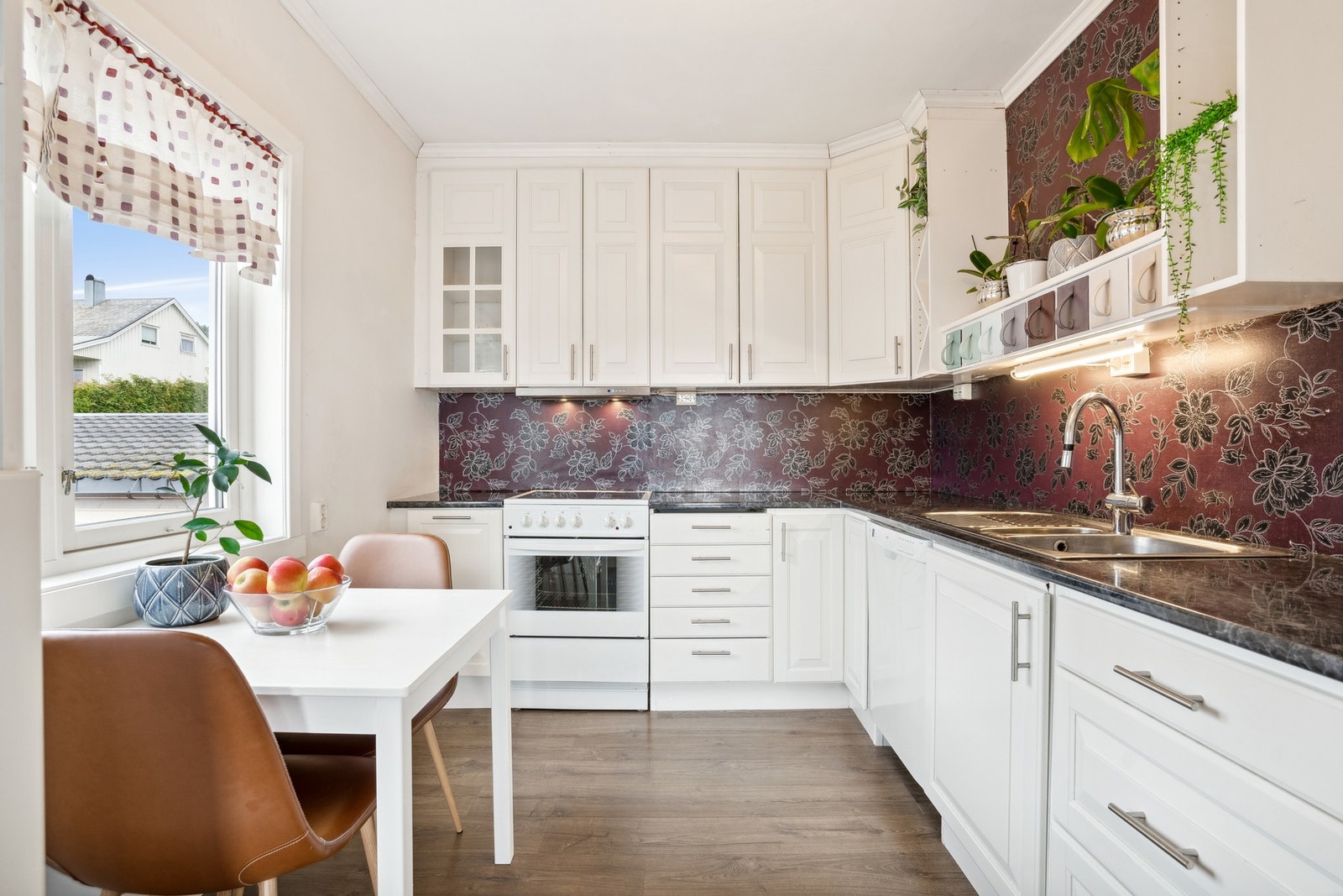 Romslig kjøkken med plass til ett koselig frokostbord. Galleribilde