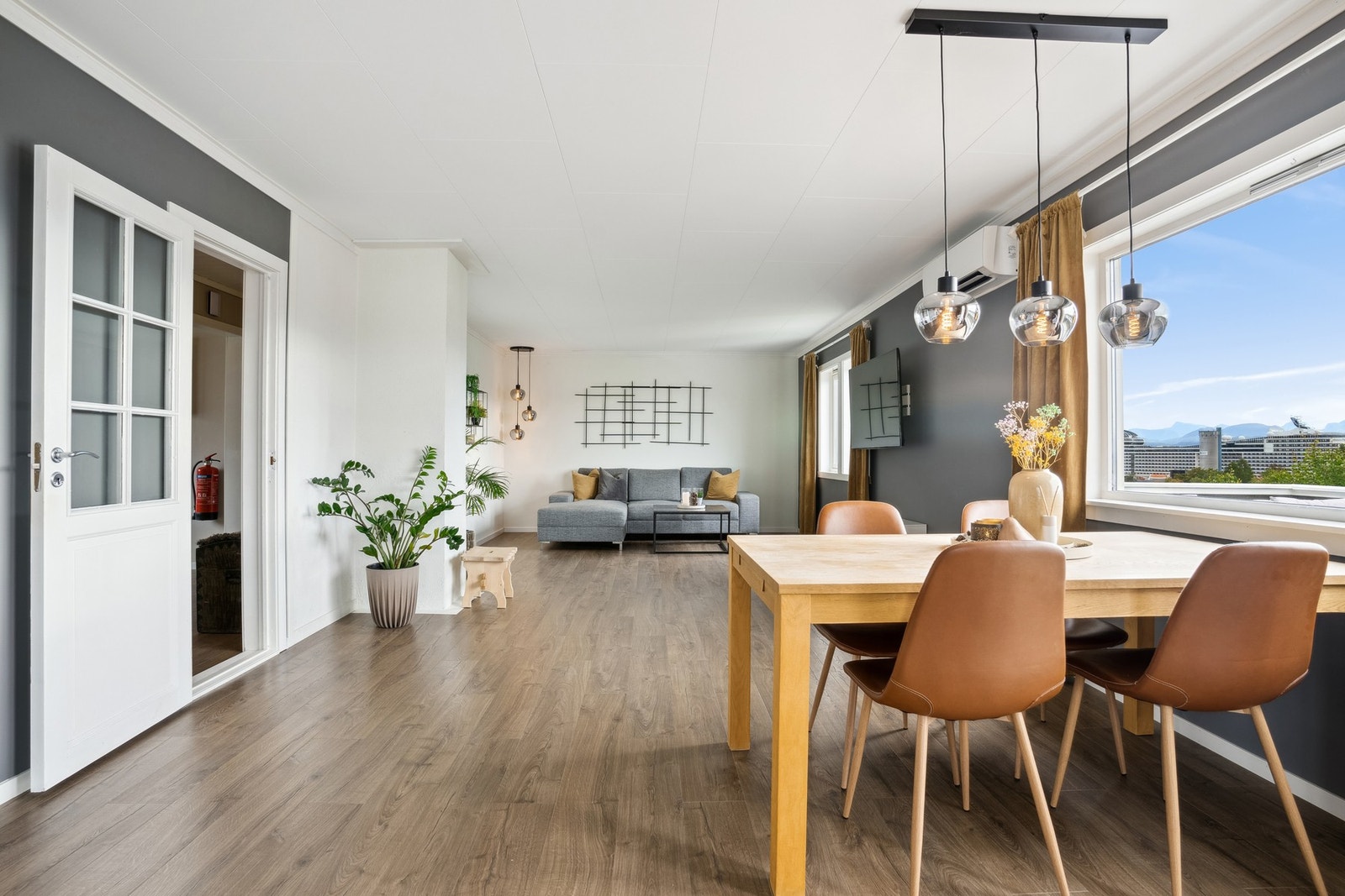 Dette er ev oppgradert halvpart med sentrumsnær beliggenhet og fin utsikt. Galleribilde