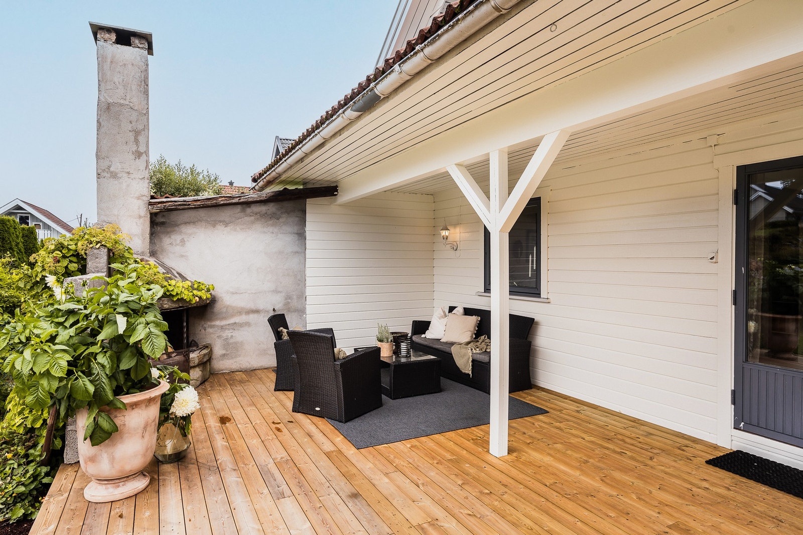 I hjørnet av terrassen er det murt opp en utepeis, et ekstra hyggeelement på sene sommerkvelder. Galleribilde