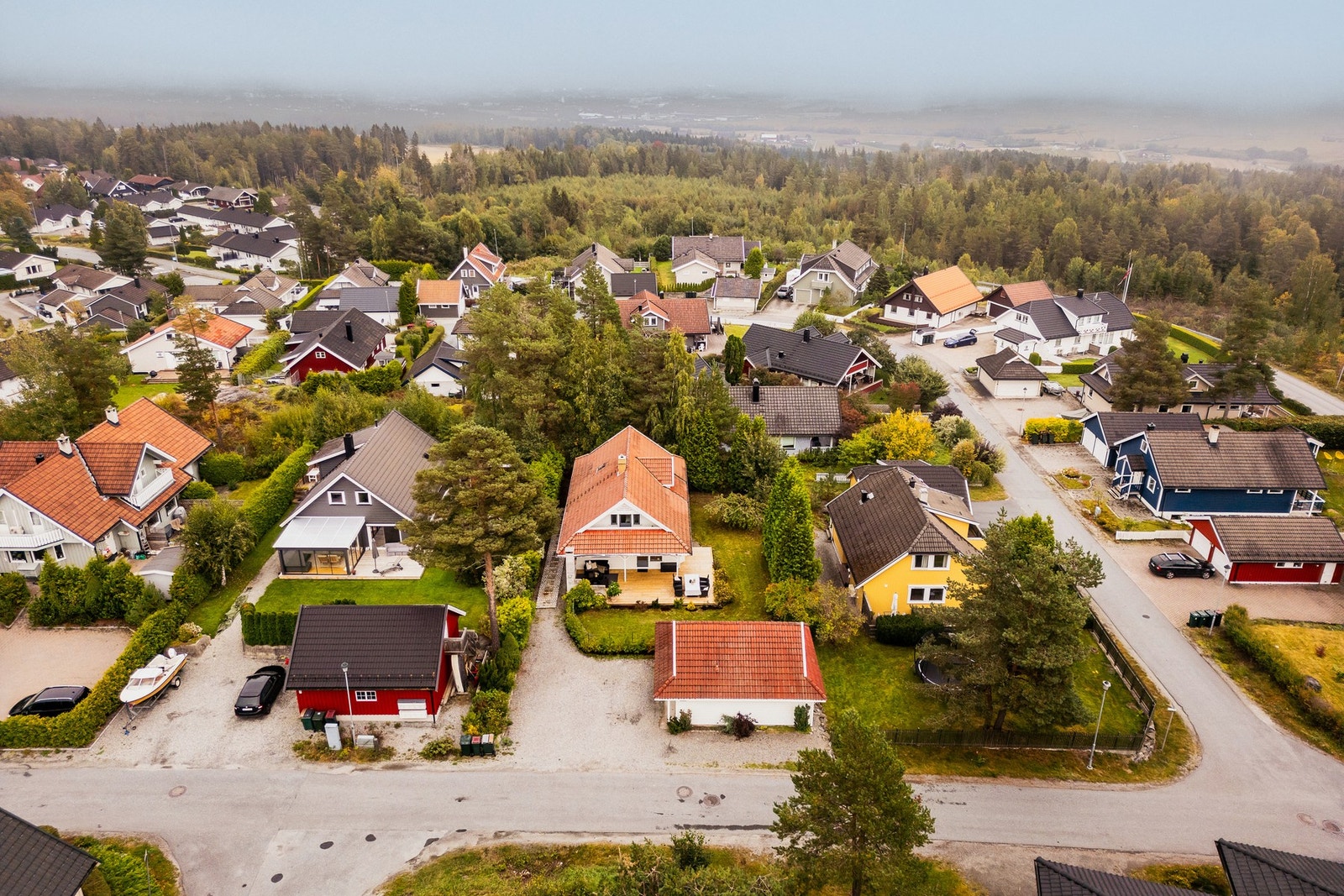 Nærmiljøet er barnevennlig med skole, barnehage og Rema 1000 på samme felt, og få minutters kjøring til Vestfossen. Galleribilde