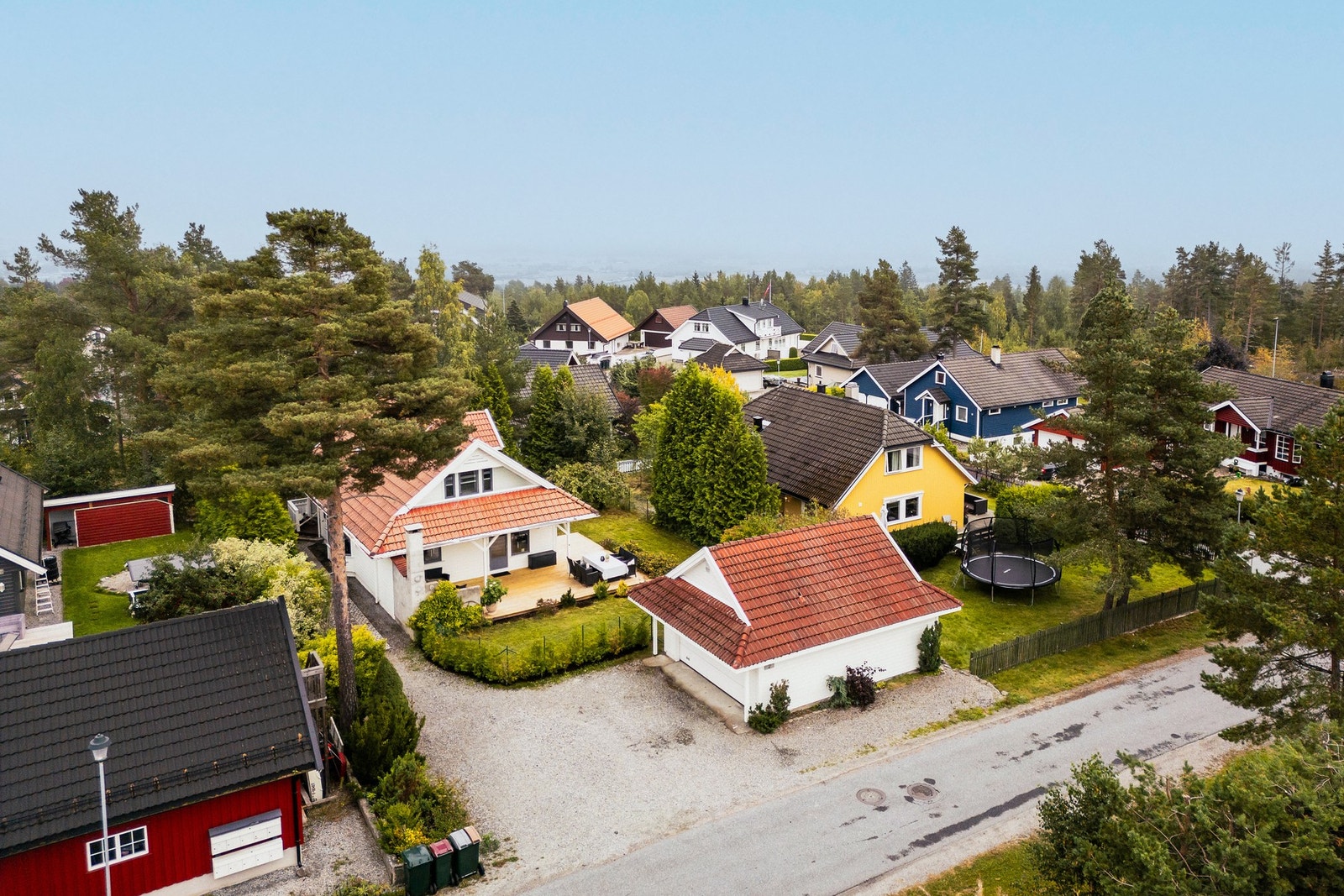 Boligen ligger i et barnevennlig felt, kun 500 meter gange fra skole og dagligvare. Galleribilde