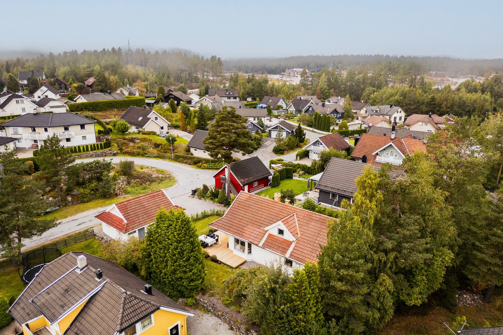 I bakkant av boligen er det flere høye trær som gir følelsen av å bo i skogkanten. Galleribilde