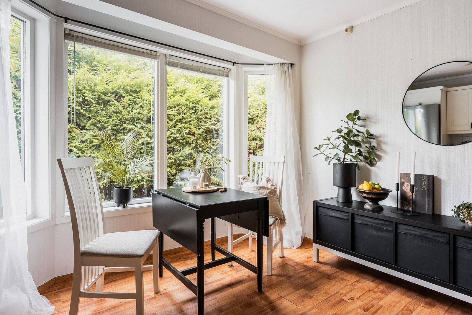 Kjøkkenet har god plass for sittegruppe Galleribilde