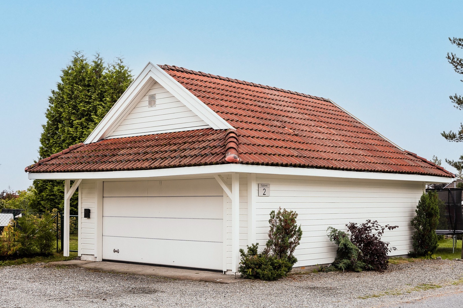 Eiendommen har en romslig dobbelgarasje. Egen parkeringsplass ved garasje, med el-billader på garasje (3-fas, 32A). Galleribilde