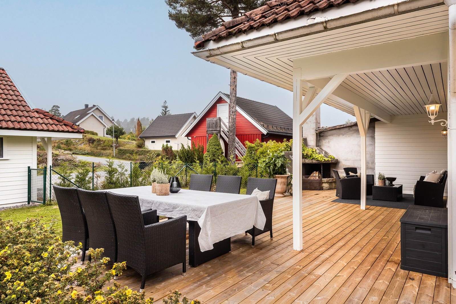Terrassen har god plass til møblering både på åpen del og under tak. Galleribilde