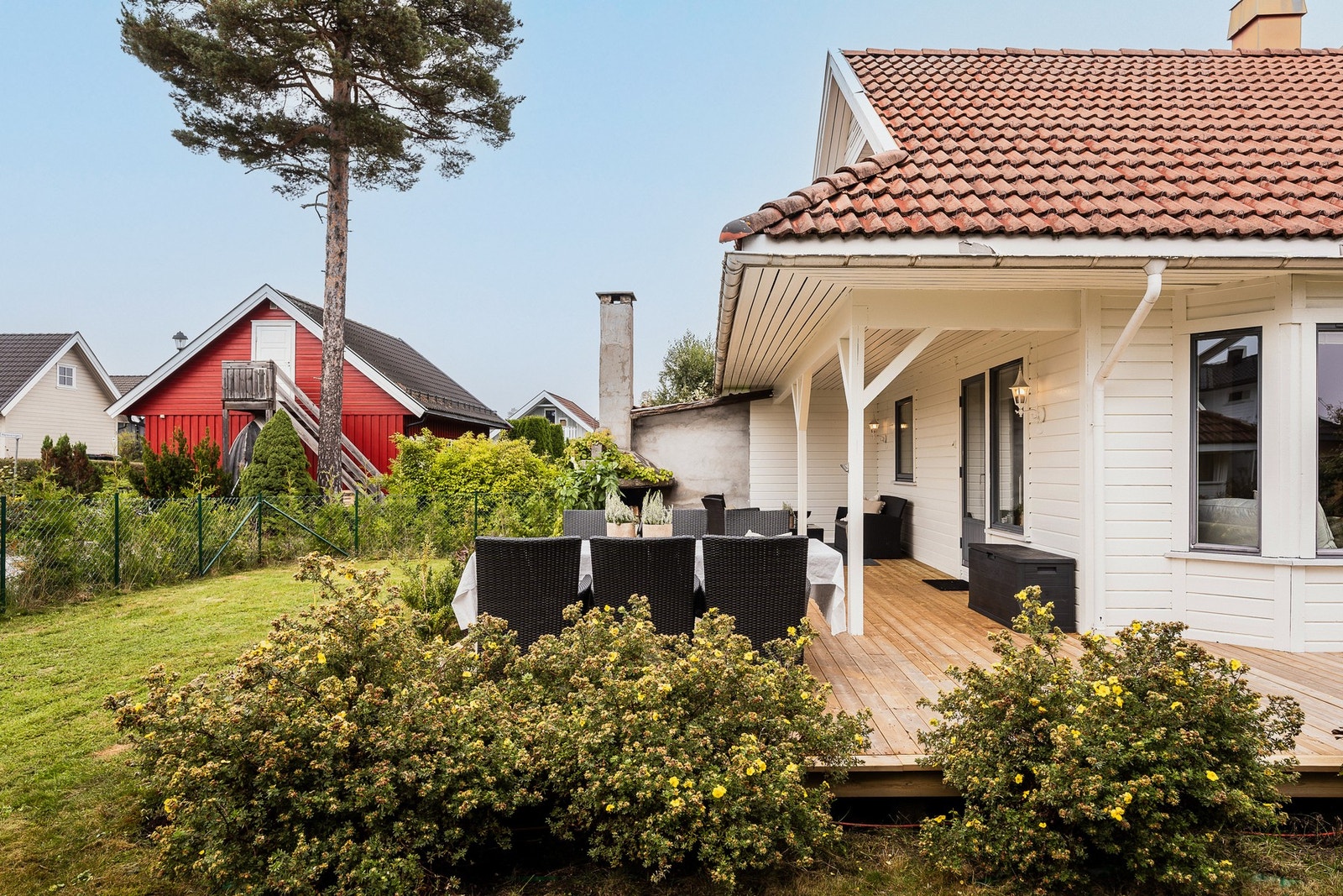 Terrassen ligger vestvendt og strekker seg over mot sydsiden. Galleribilde