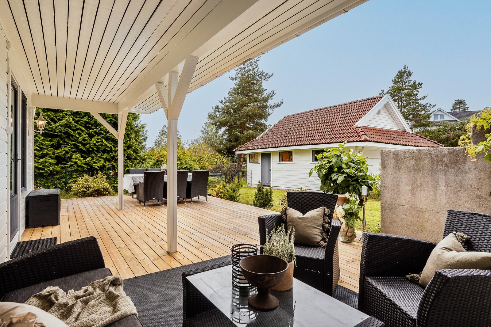 Terrassen er ca. 50 kvm, med nyere dekke av terrassebord, noe overbygg og et møbleringsvennlig areal. Galleribilde