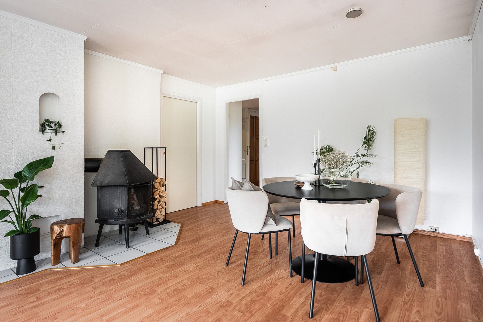 Stuen har nøytrale overflater med lysmalte vegger, laminatgulv og hvite takplater. Galleribilde