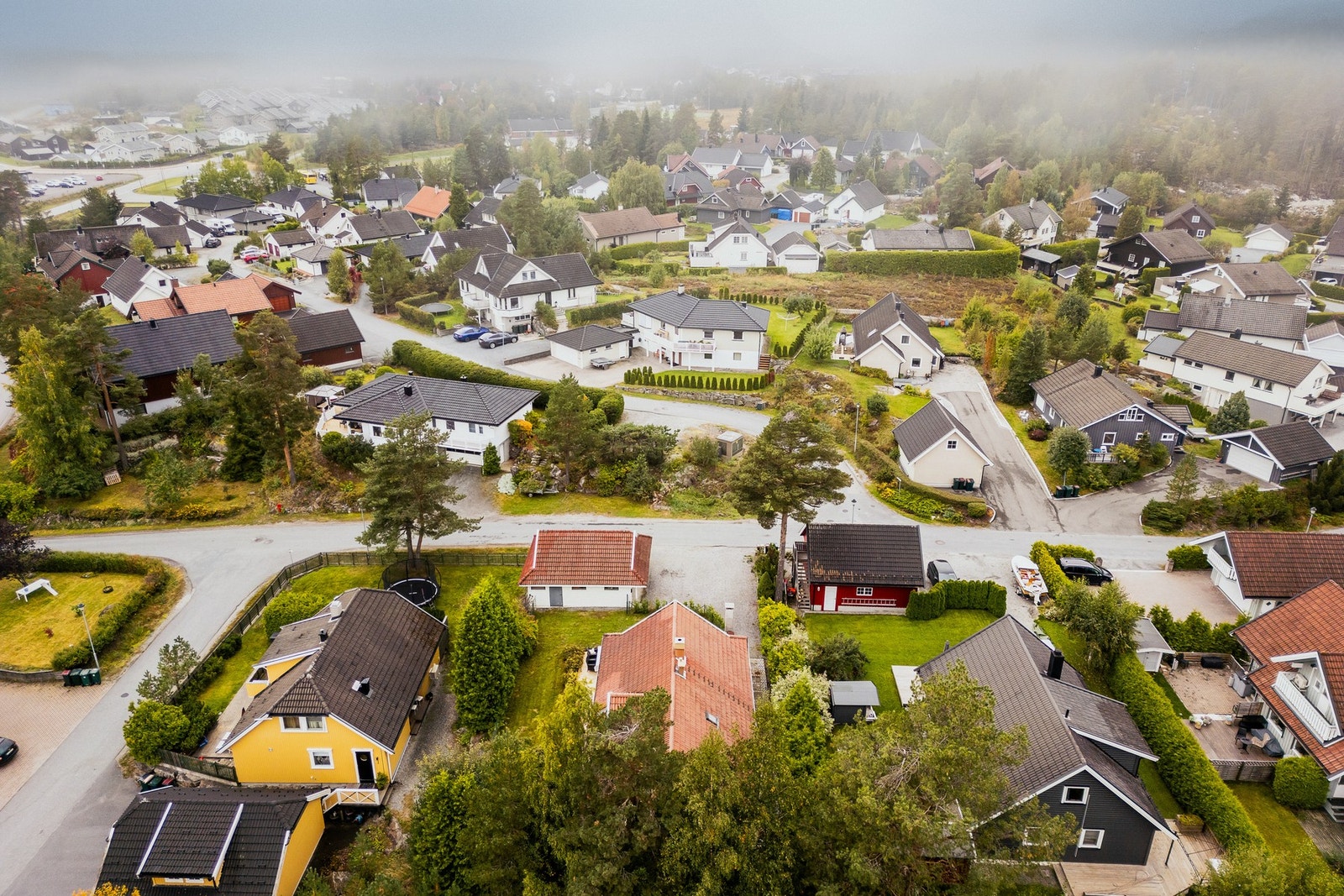Boligen ligger godt inntrukket fra veien, og dobbelgarasjen gir ekstra skjerming til hagen. Galleribilde
