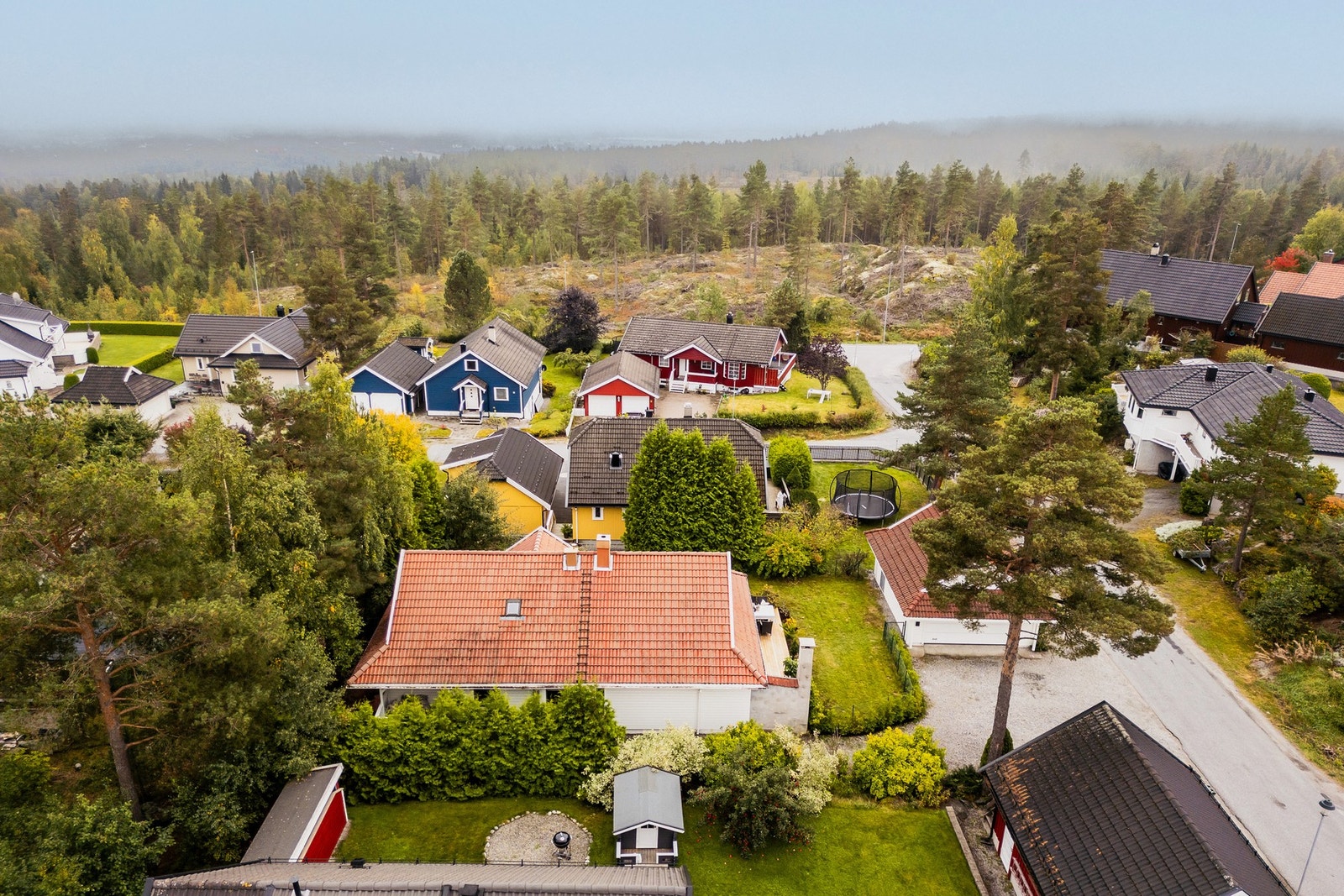 Eiendommen ligger nær marka, lysløype og flotte, helårs turområder. Galleribilde
