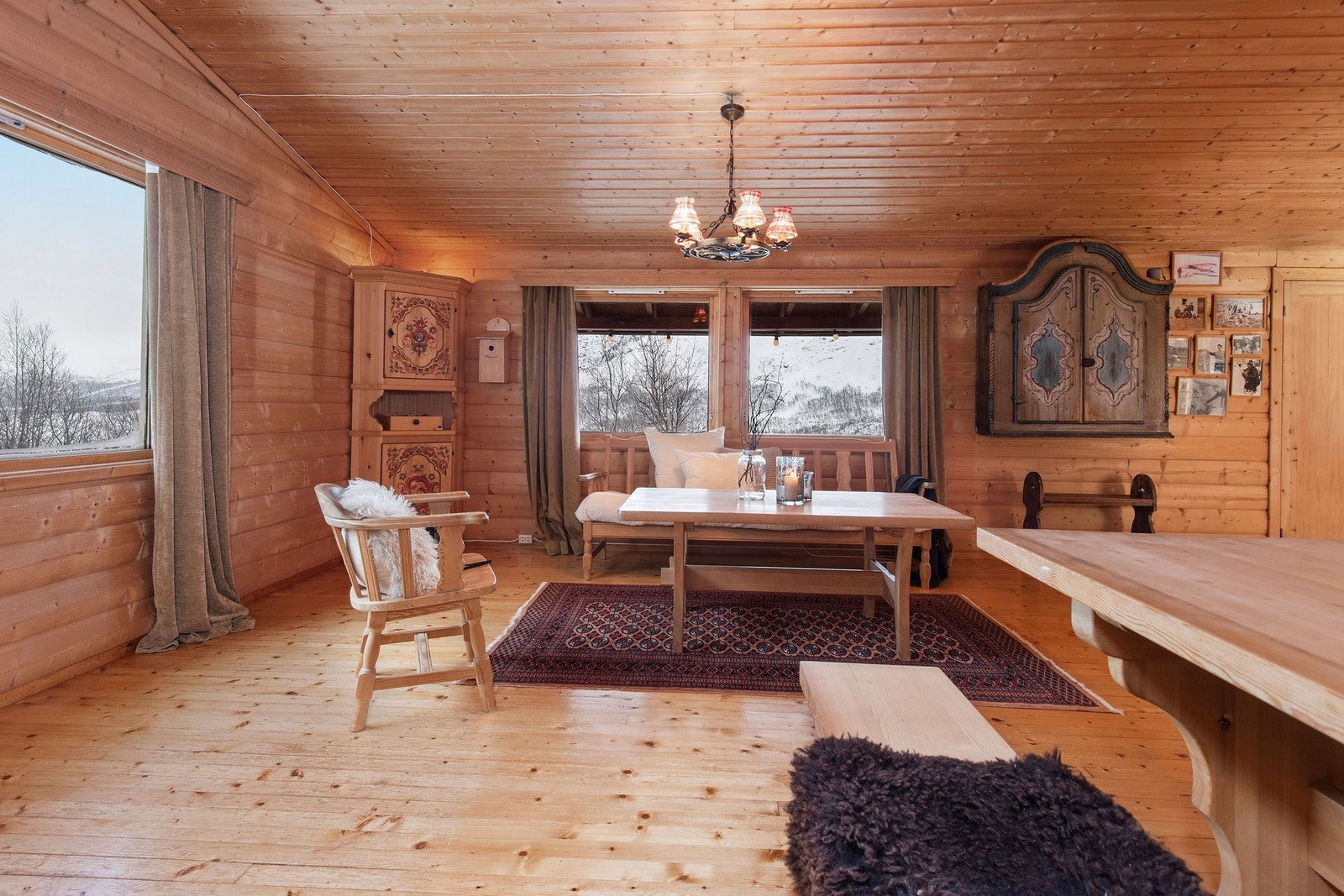 Romslig plass i stue og spisestue med god takhøyde. Nydelig utsikt både i retning Hemsedal og til majestetiske fjell. Galleribilde