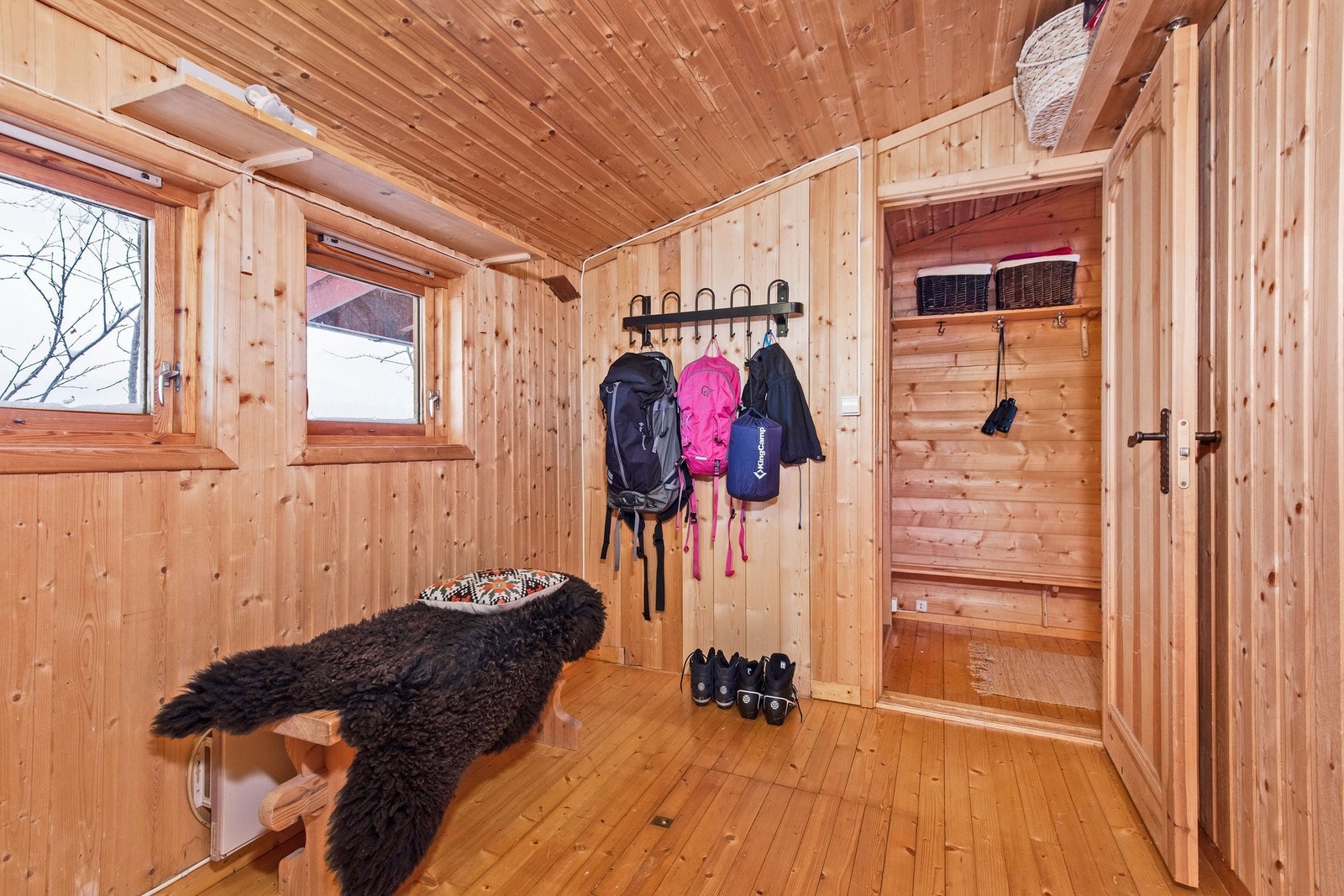Bod nr 2 med god plass til oppbevaring som også kan gjøres om til overnattingsplass. Her er også luke til krypkjelleren. Galleribilde
