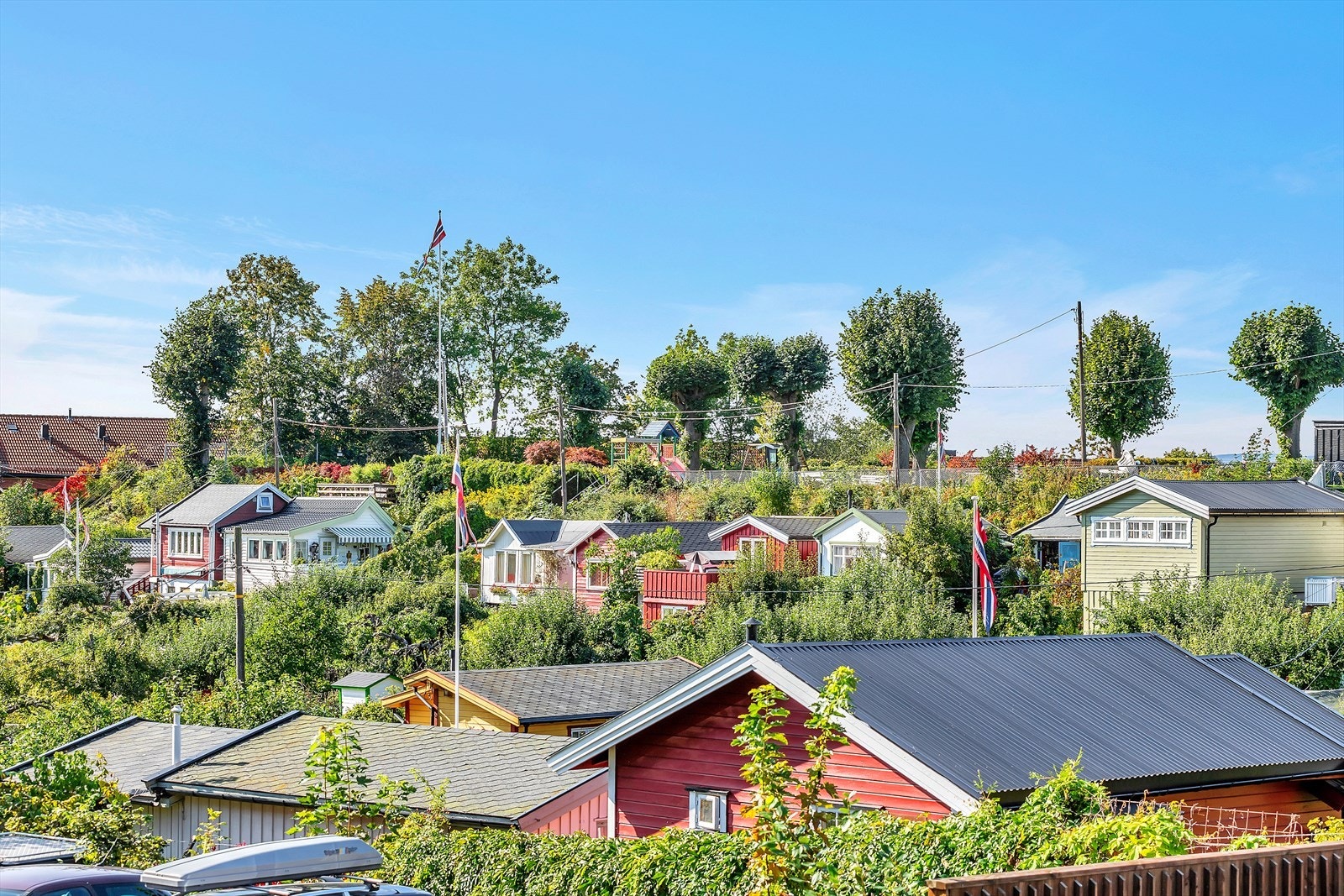 Rodeløkka kolonihage er en skjult perle som ligger kun 2 min unna. I løpet av sommeren er det bl.a. markeder, søndagskafe, og konserter. Galleribilde