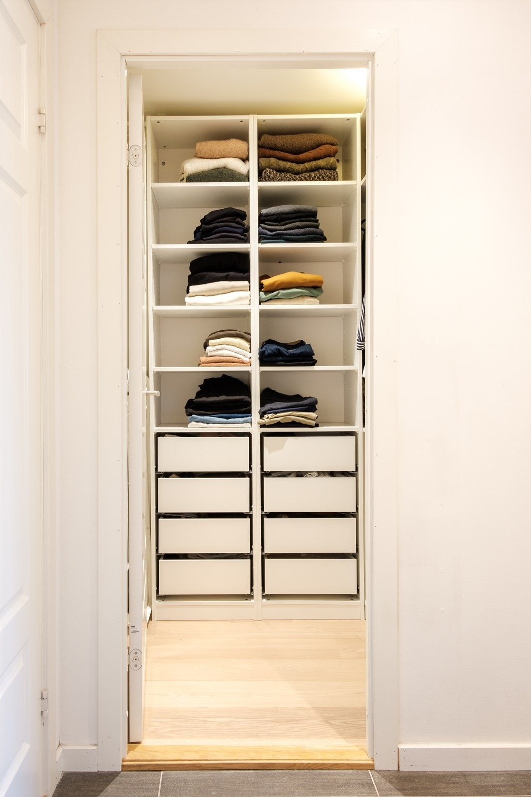 Gode oppbevaringsmuligheter i garderobe Galleribilde