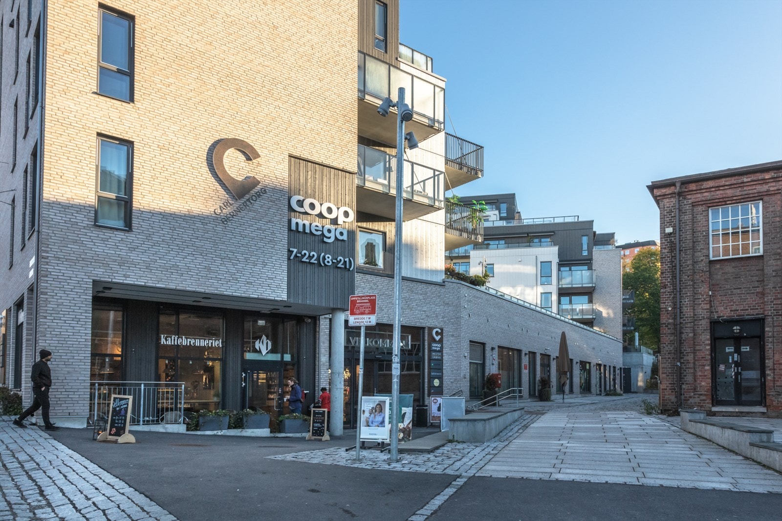Carl Berner er et område i sterk vekst. Nabolagssenterne Carl Berner Passasjen og Carl Berner Torg er i umiddelbar nærhet, og har blant annet matbutikker, vinmonopol, blomsterbutikker og apotek Galleribilde
