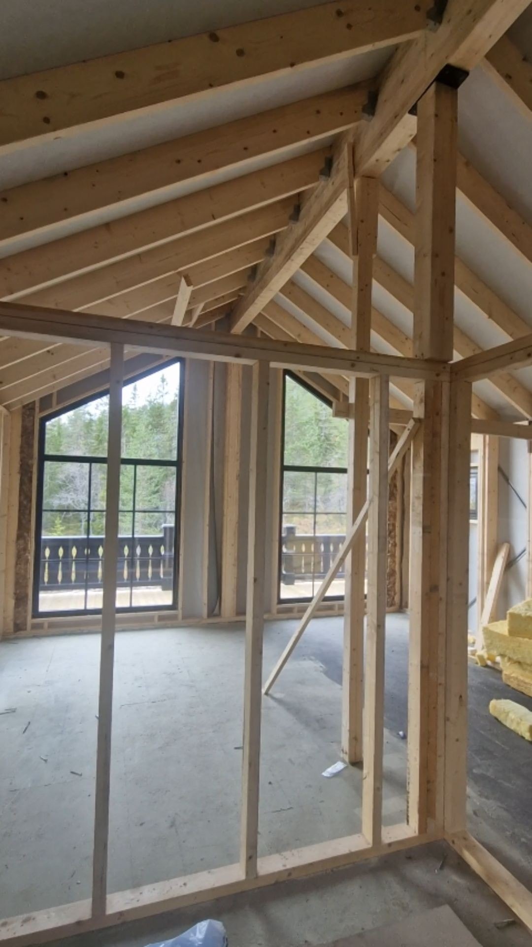 Fra innsiden: Nyt naturen gjennom de store vinduene fra stue og kjøkken. Vi kan levere hytta nøkkelferdig. Galleribilde