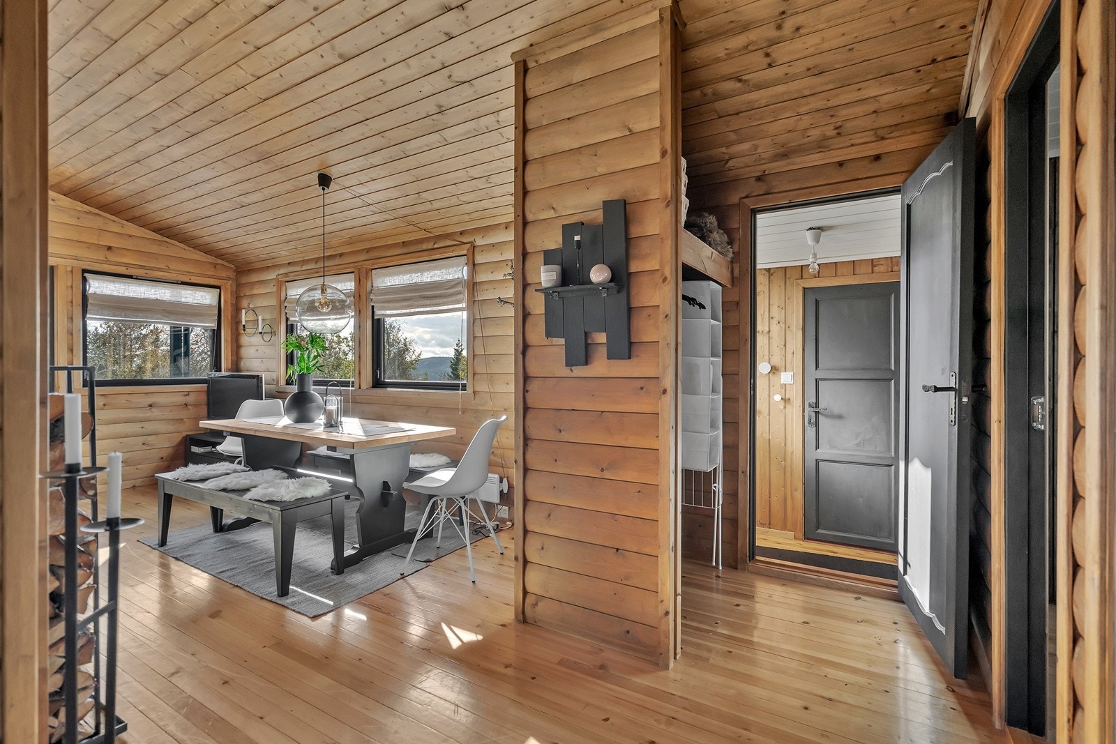 Plass til å henge fra seg klær ved inngangsparti Galleribilde