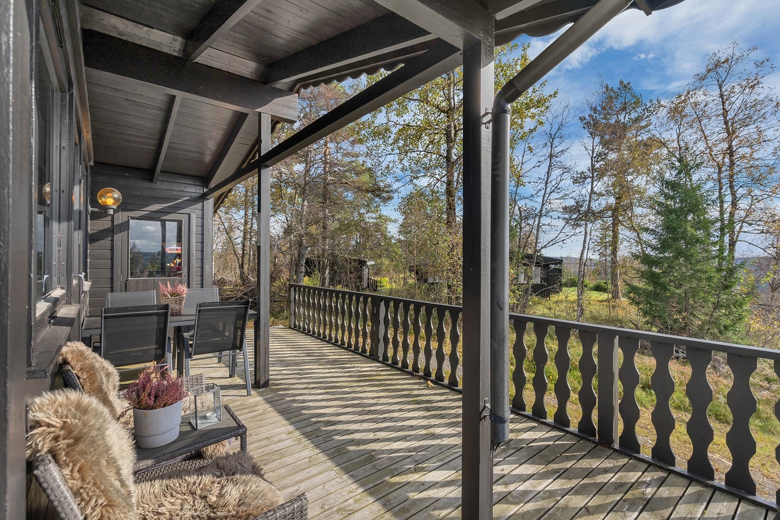 Godt med plass til sittegrupper på stor terrasse Galleribilde
